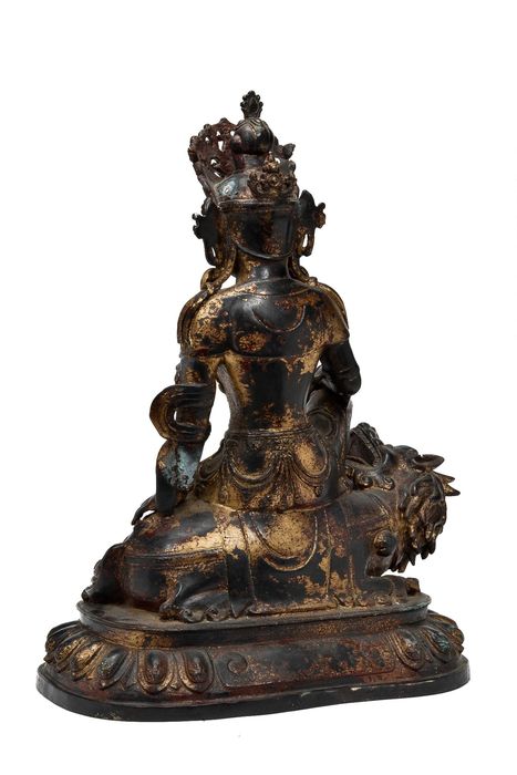 A sizable Sino Tibetan, Laquered and gilt Statue of Guan Yin sitting on a Snow Lion - Image 3 of 8