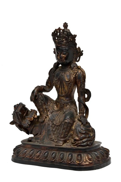 A sizable Sino Tibetan, Laquered and gilt Statue of Guan Yin sitting on a Snow Lion - Image 2 of 8