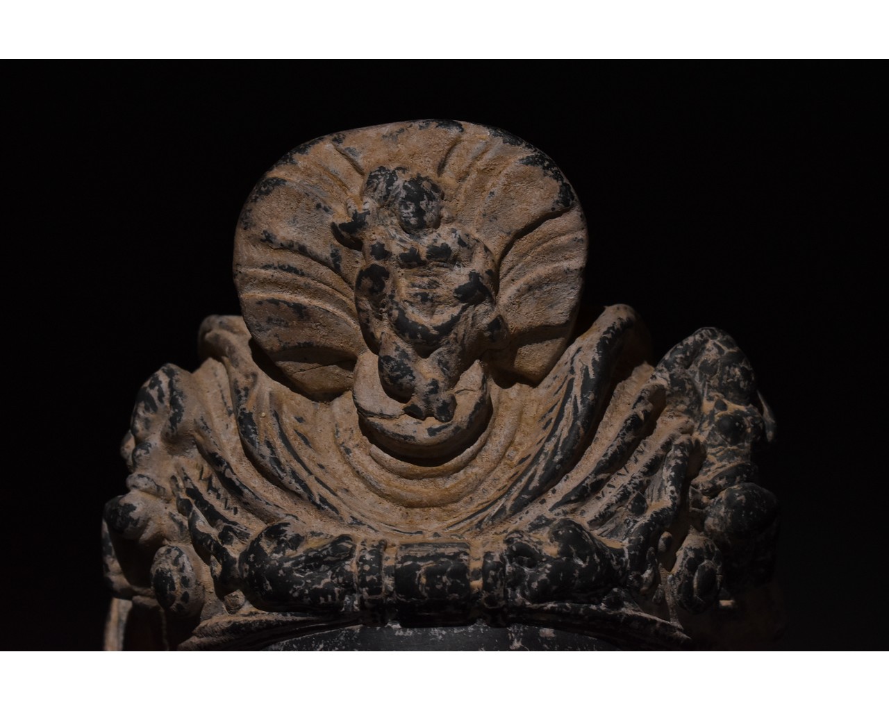 SUPERB GANDHARA BLACK SHCIST STONE TORSO OF BUDDHA - Image 8 of 11