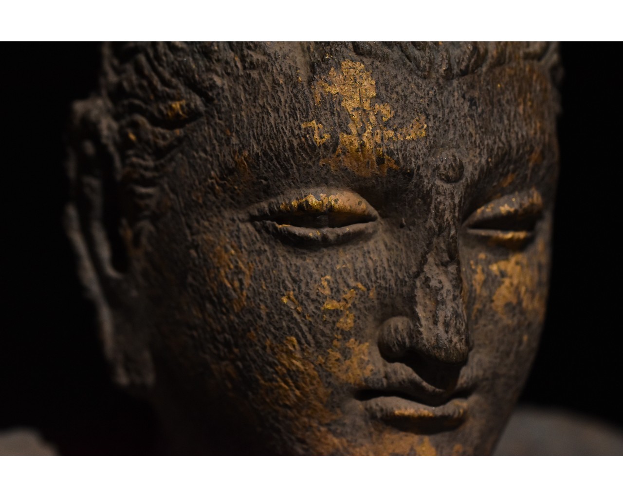 RARE GANDHARA GOLD GILDED SCHIST STONE FIGURE OF SEATED BUDDHA - Image 5 of 8