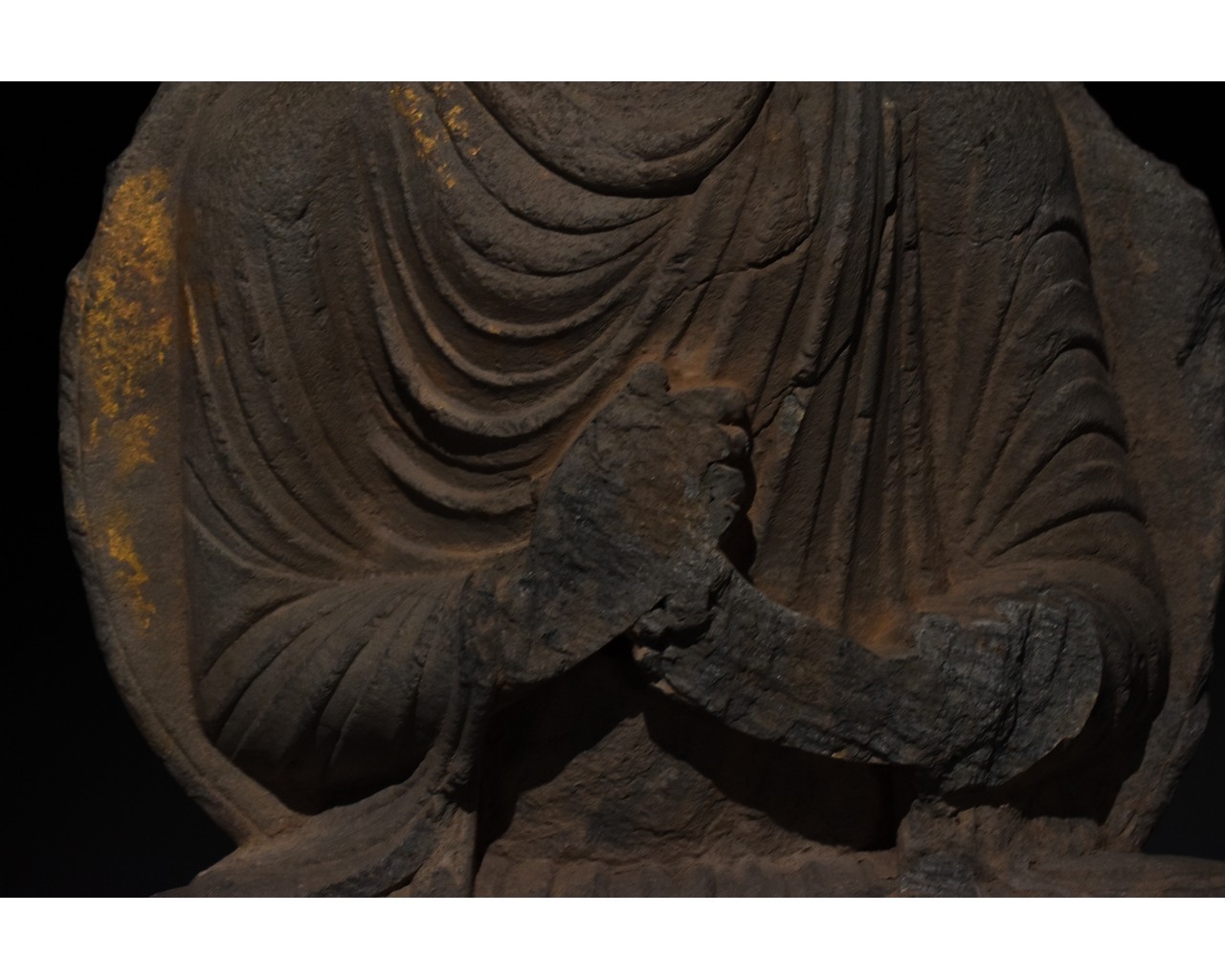 RARE GANDHARA GOLD GILDED SCHIST STONE FIGURE OF SEATED BUDDHA - Image 7 of 8