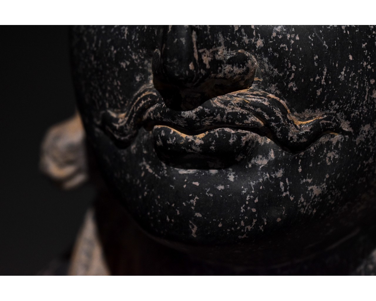 SUPERB GANDHARA BLACK SHCIST STONE TORSO OF BUDDHA - Image 7 of 11