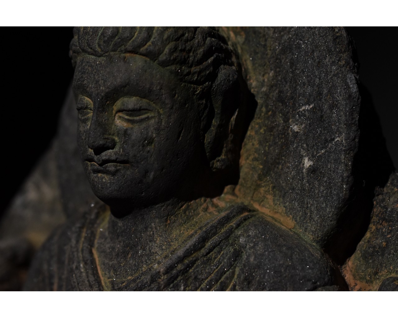GANDHARA SCHIST STONE FIGURE OF SEATED BUDDHA - Image 8 of 9