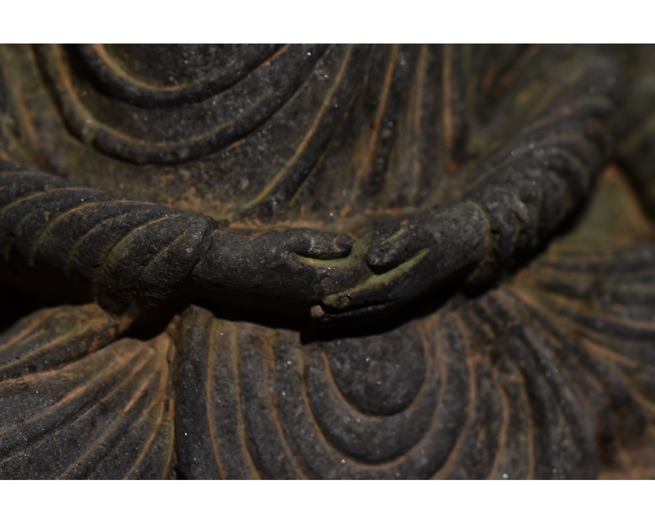 GANDHARA SCHIST STONE FIGURE OF SEATED BUDDHA - Image 6 of 9