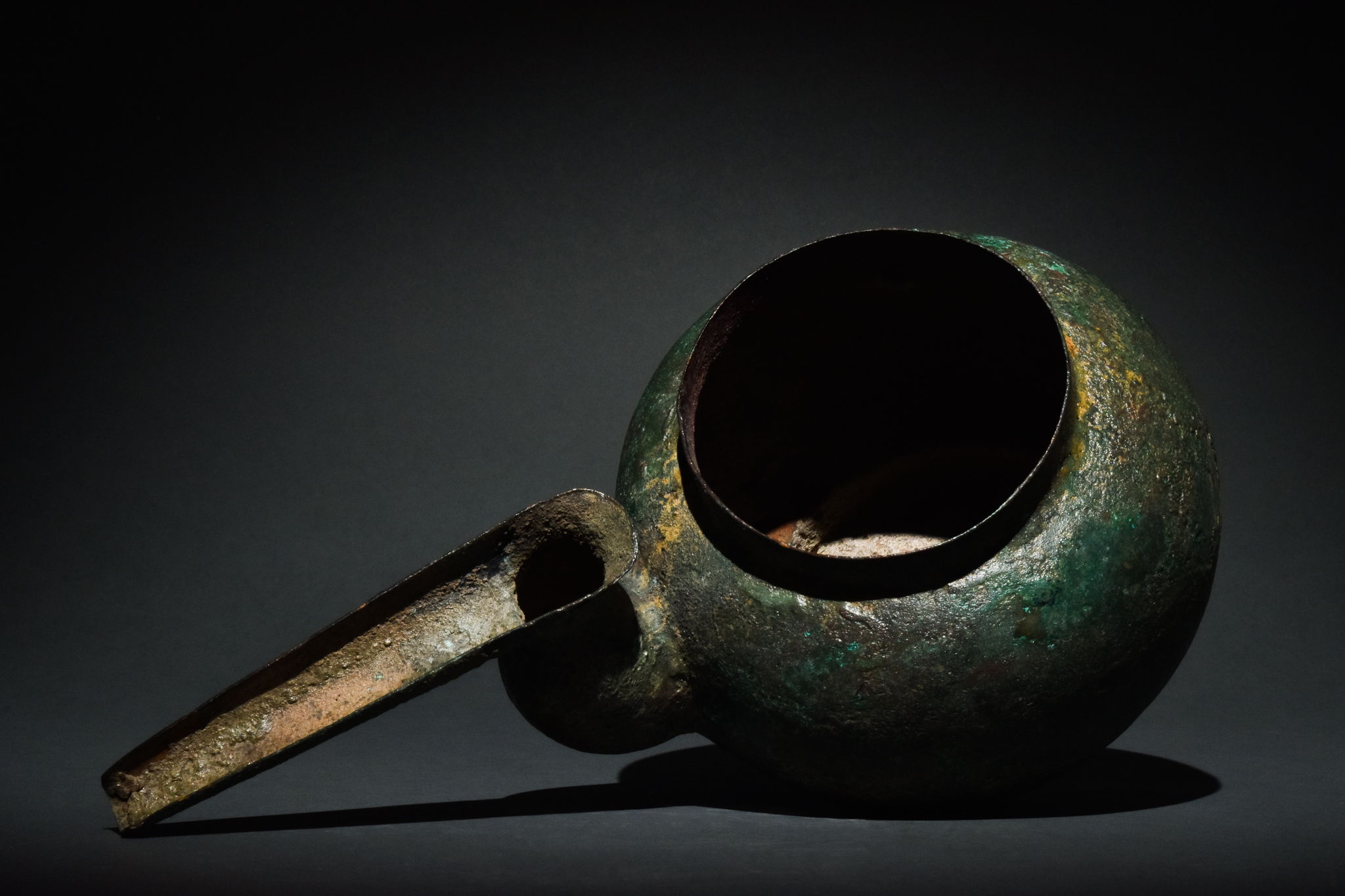 WESTERN ASIATIC BRONZE SPOUTED VESSEL - Image 3 of 7