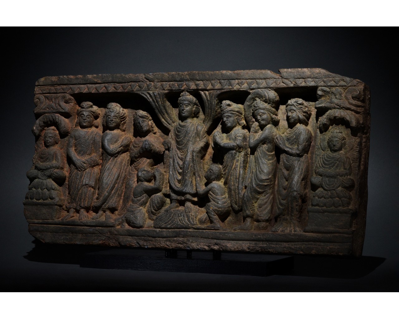 GANDHARA SCHIST STONE PANEL WITH BUDDHA AND HIS FOLLOWERS - Image 4 of 14