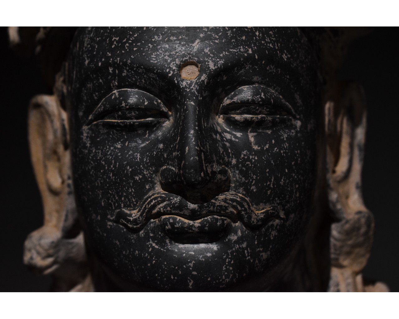 SUPERB GANDHARA BLACK SHCIST STONE TORSO OF BUDDHA - Image 5 of 11