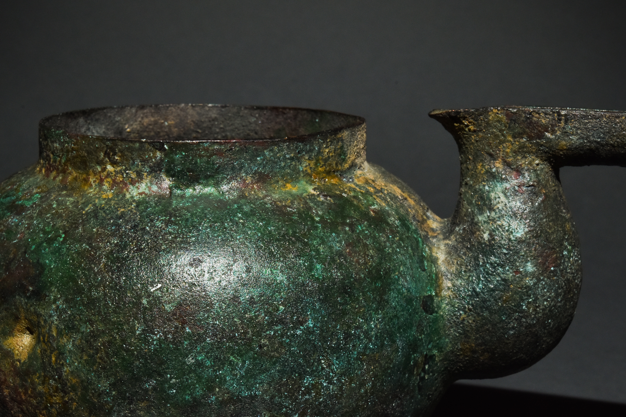 WESTERN ASIATIC BRONZE SPOUTED VESSEL - Image 6 of 7