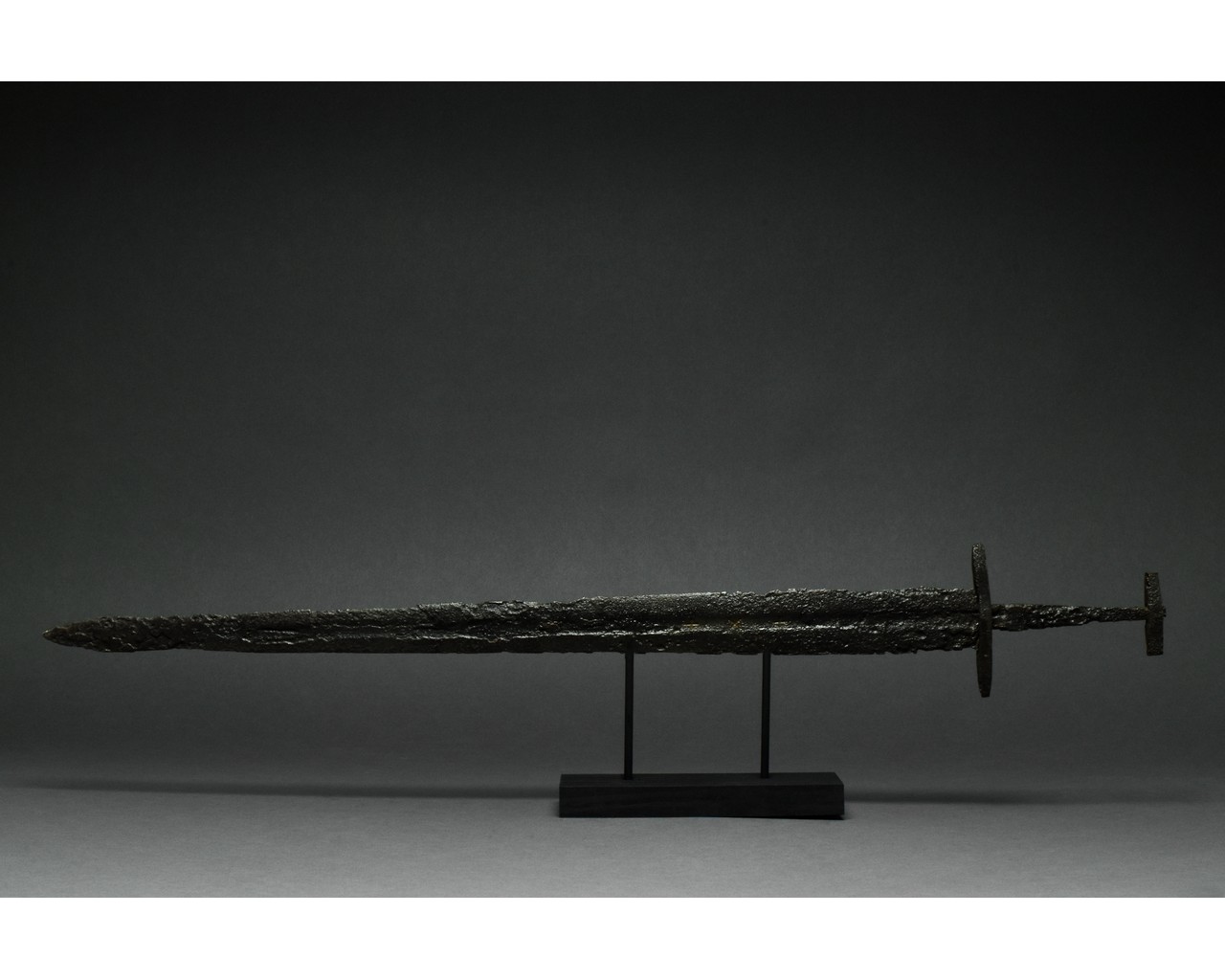 MEDIEVAL IRON SWORD WITH HANDLE - Image 3 of 6