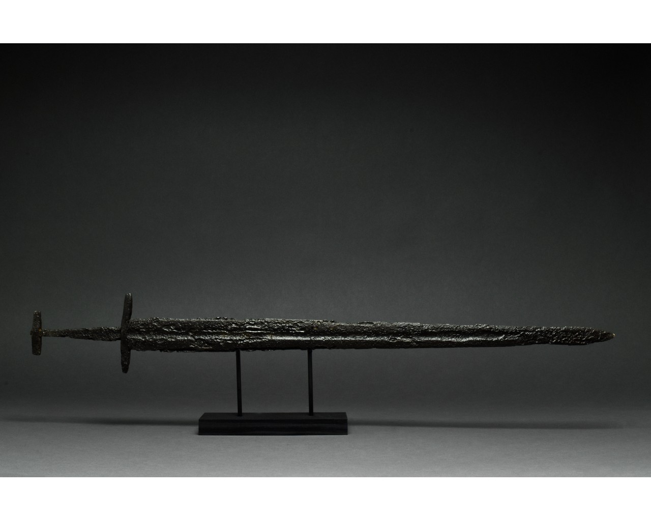 MEDIEVAL IRON SWORD WITH HANDLE - Image 2 of 6