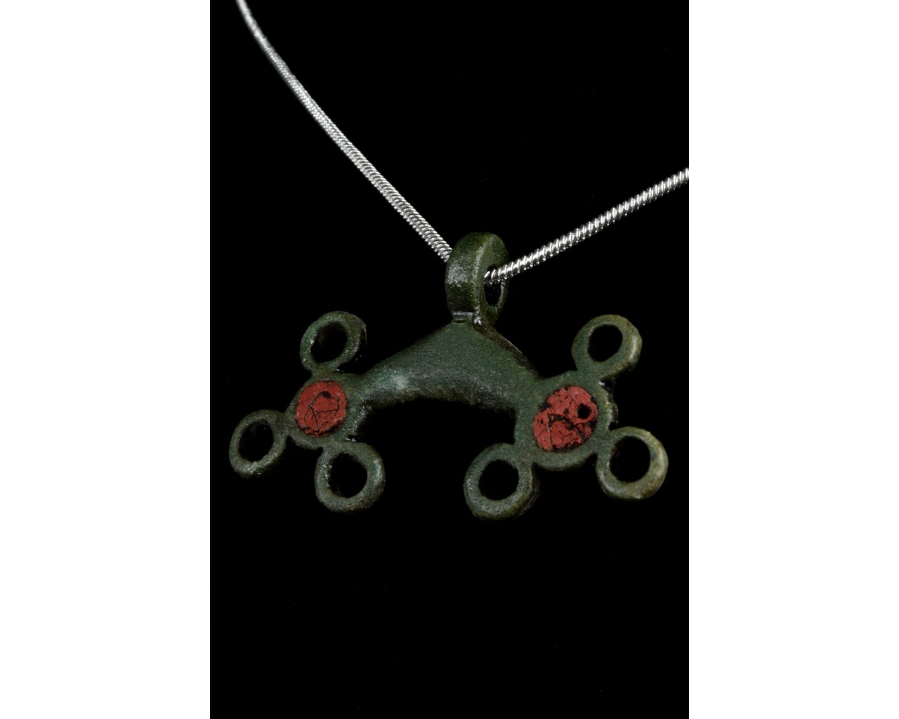 IRON AGE ENAMELLED BRONZE HORSE HARNESS PENDANT - Image 2 of 6