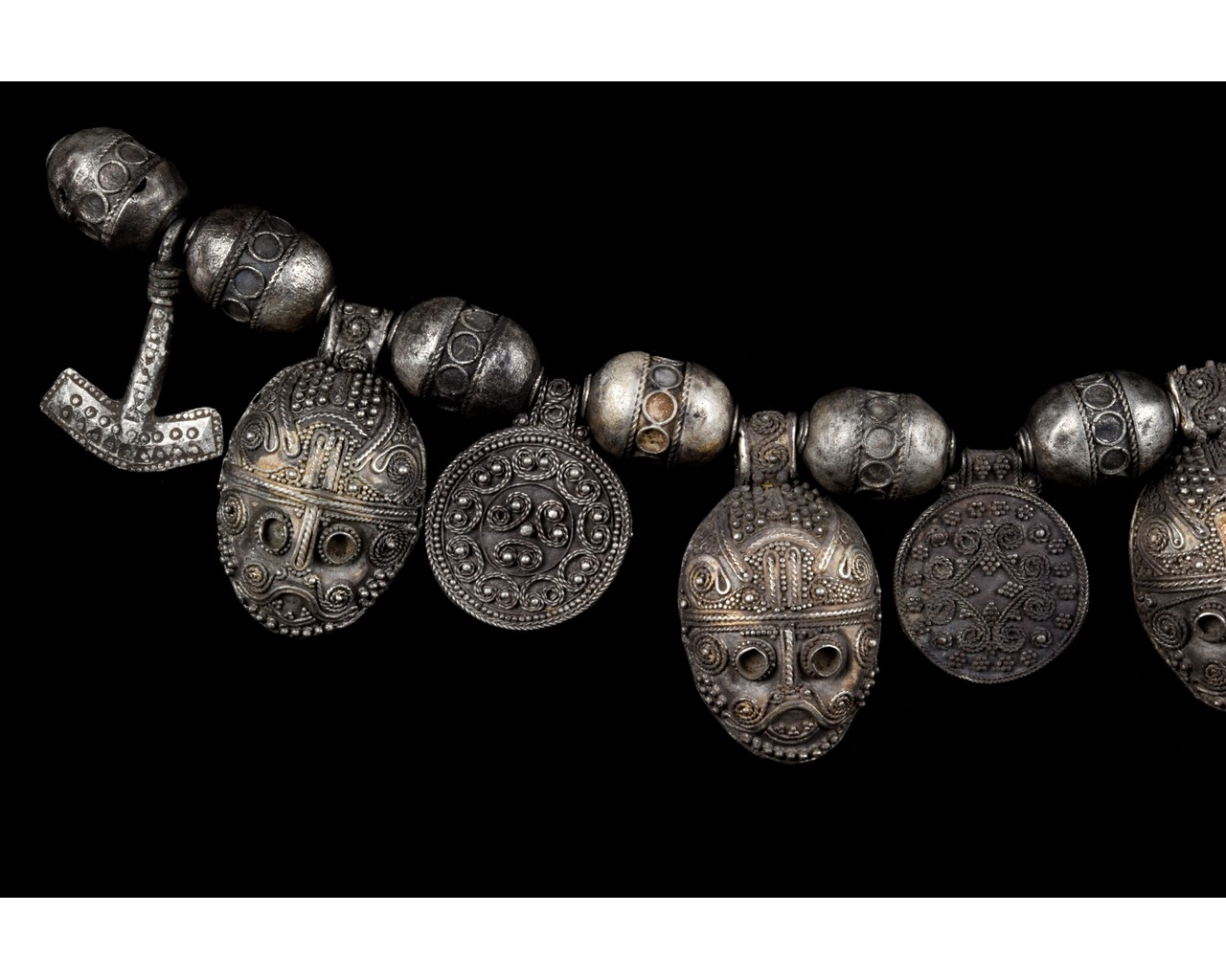 RARE VIKING SILVER NECKLACE WITH BEADS AND AMULETS - Image 3 of 7