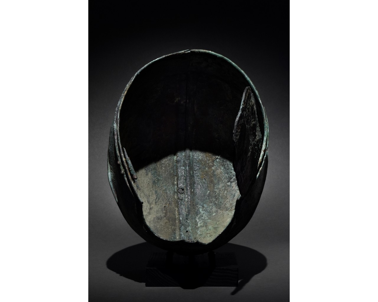 GREEK CHALCIDIAN DECORATED BRONZE HELMET - Image 6 of 7