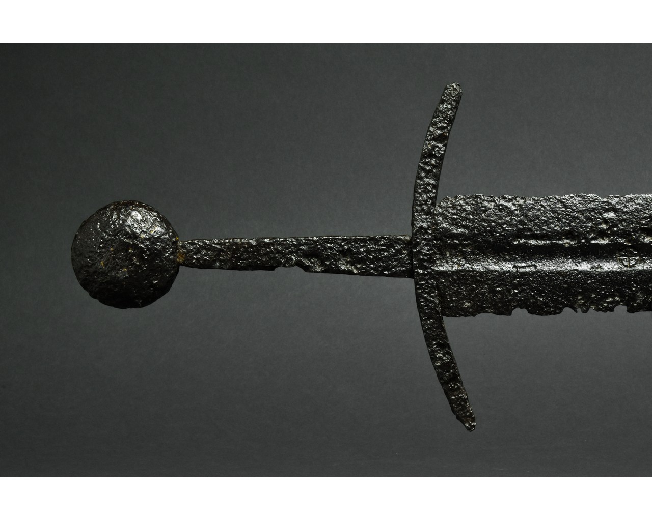 MEDIEVAL IRON SWORD WITH HANDLE - Image 4 of 5