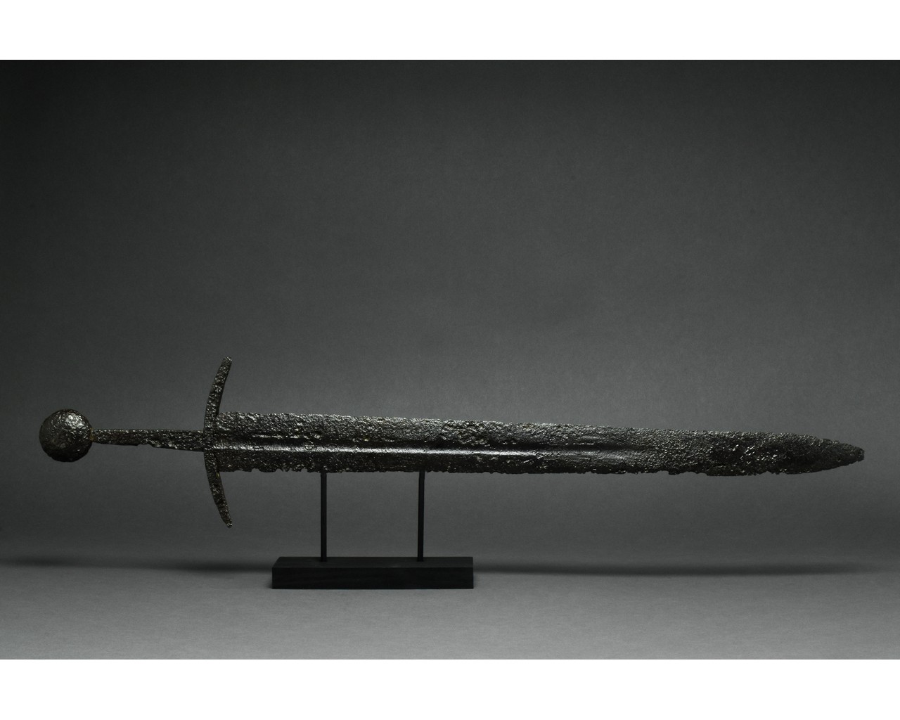 MEDIEVAL IRON SWORD WITH HANDLE - Image 2 of 5