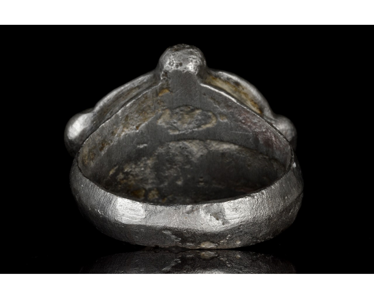 MEDIEVAL SILVER RING WITH STONE IN BEZEL - Image 4 of 5