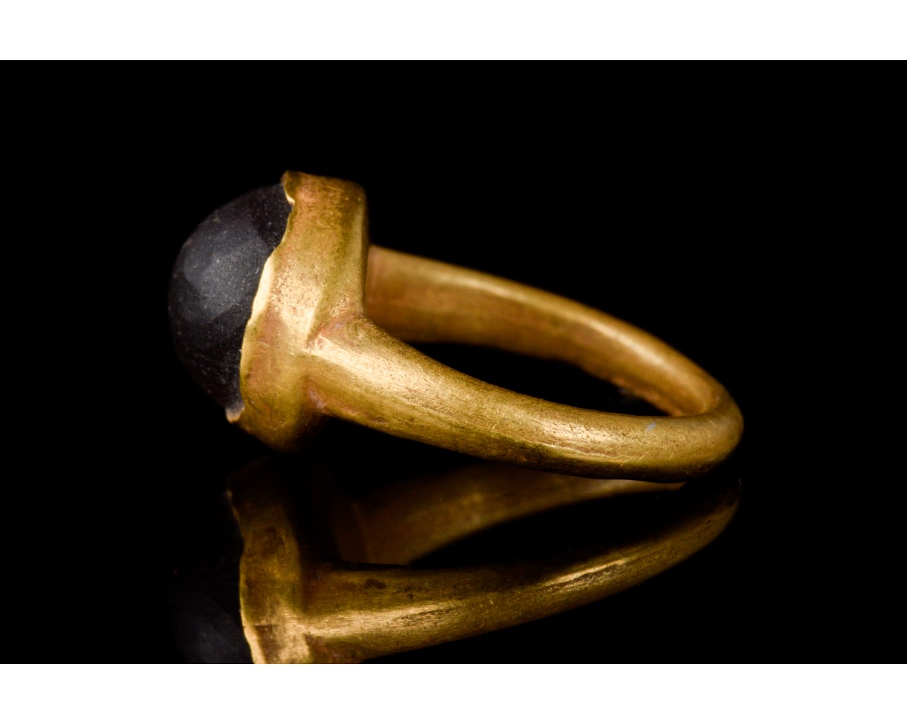 ROMAN GOLD RING WITH PURPLE GEM - Image 3 of 6