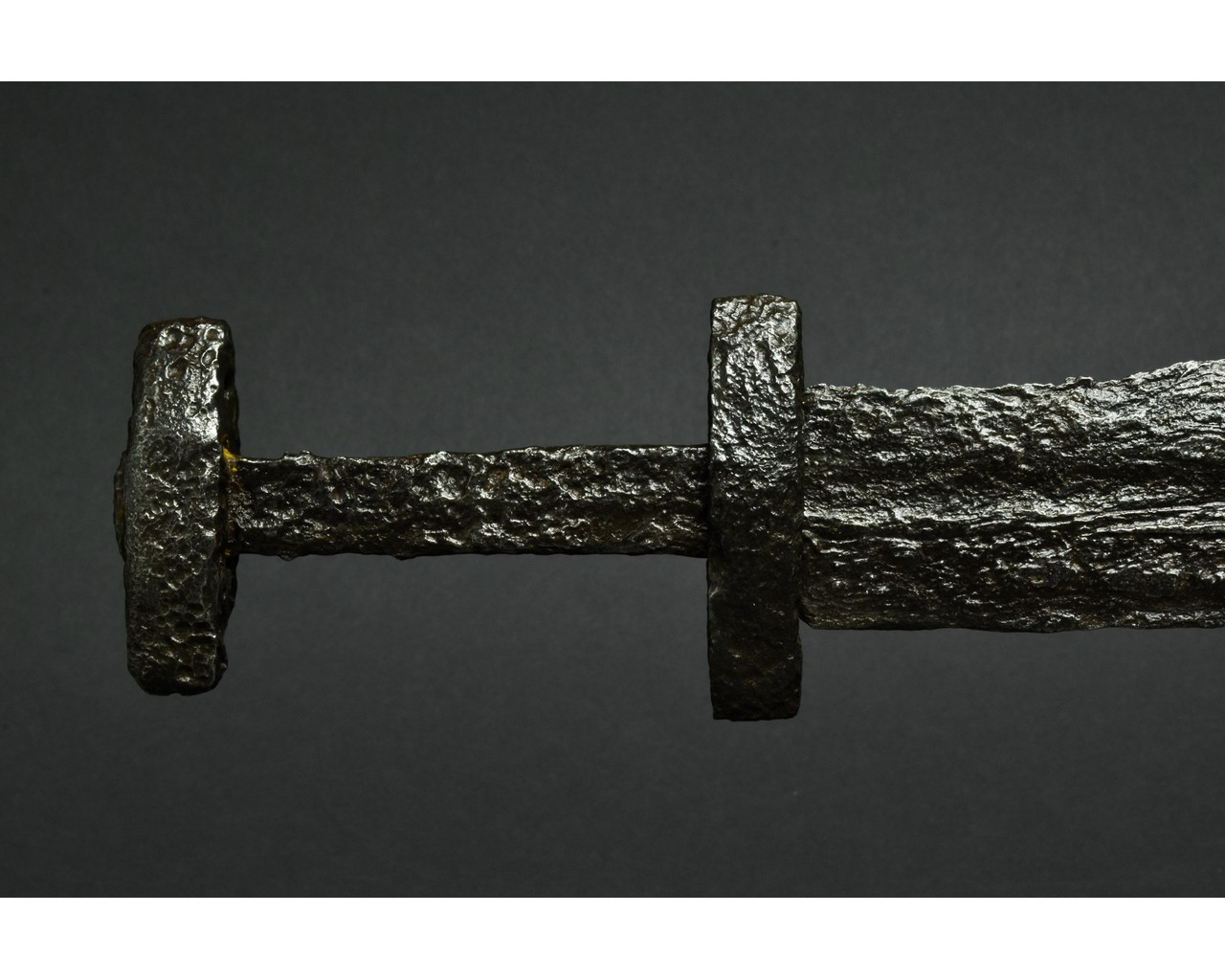 VIKING IRON SWORD WITH HANDLE - Image 4 of 6