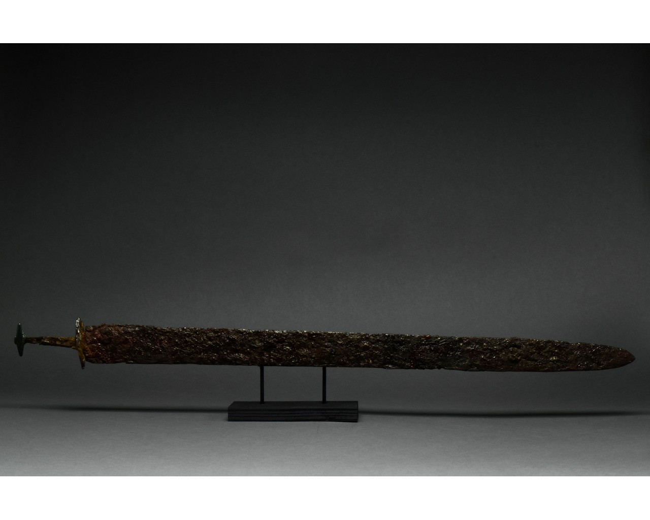 LATE ROMAN IRON SPATHA SWORD WITH BRONZE POMMEL - Image 2 of 7