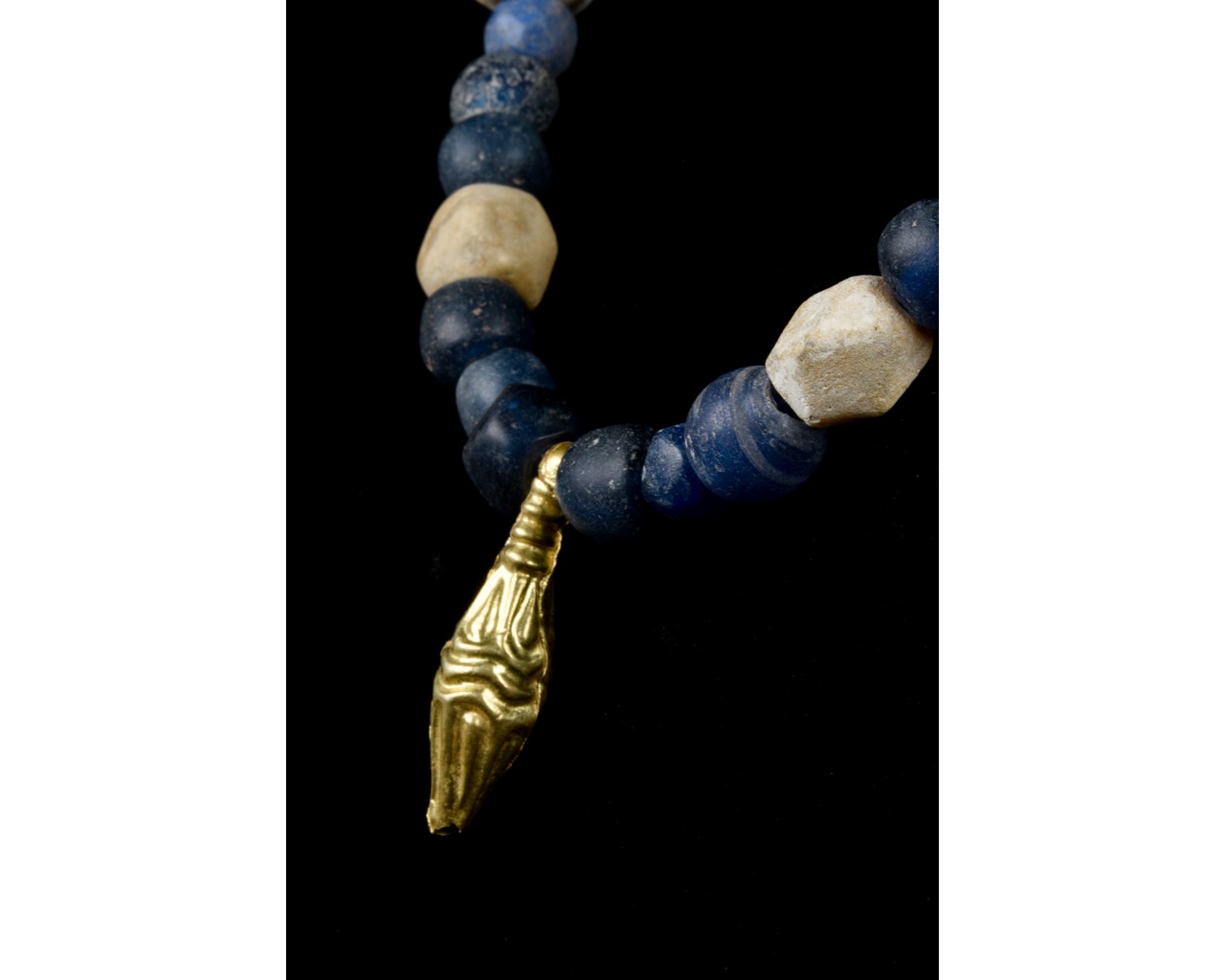 ROMAN GLASS AND GOLD NECKLACE â€“ WEARABLE - Image 4 of 6