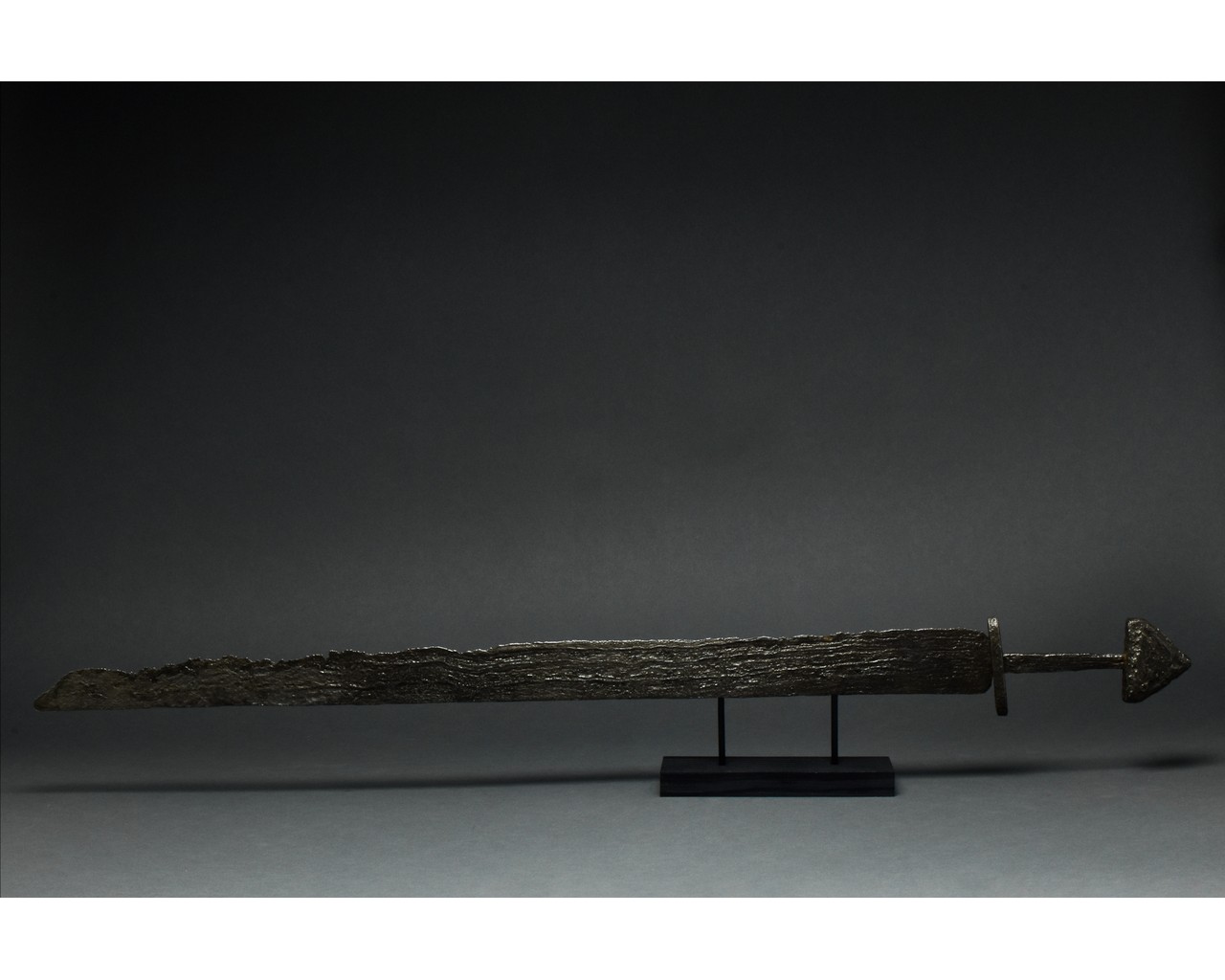 VIKING SINGLE-EDGED SWORD WITH INLAID AND HANDLE - Image 3 of 8