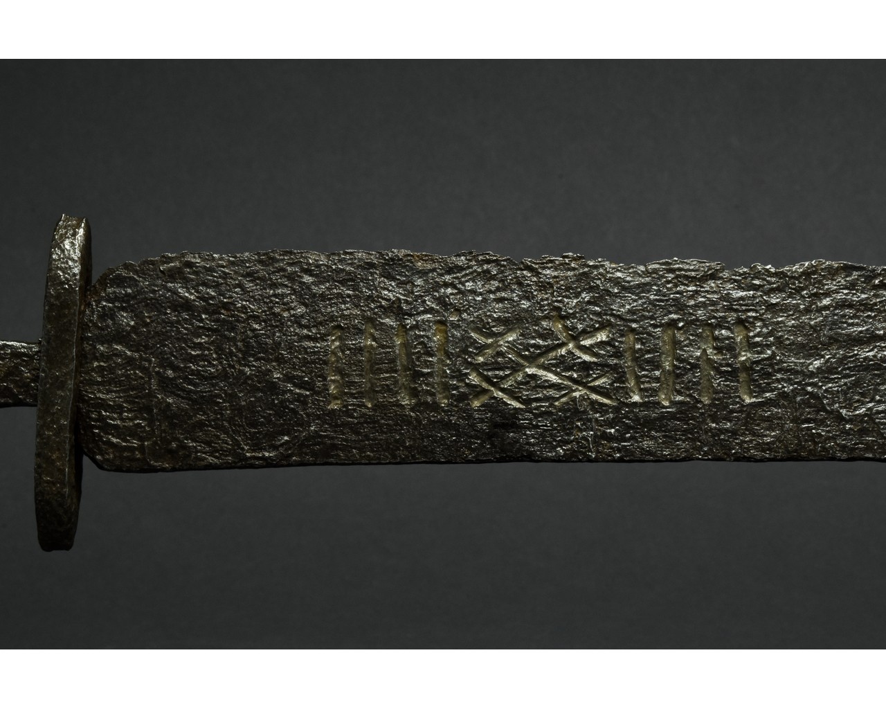 VIKING SINGLE-EDGED SWORD WITH INLAID AND HANDLE - Image 5 of 8