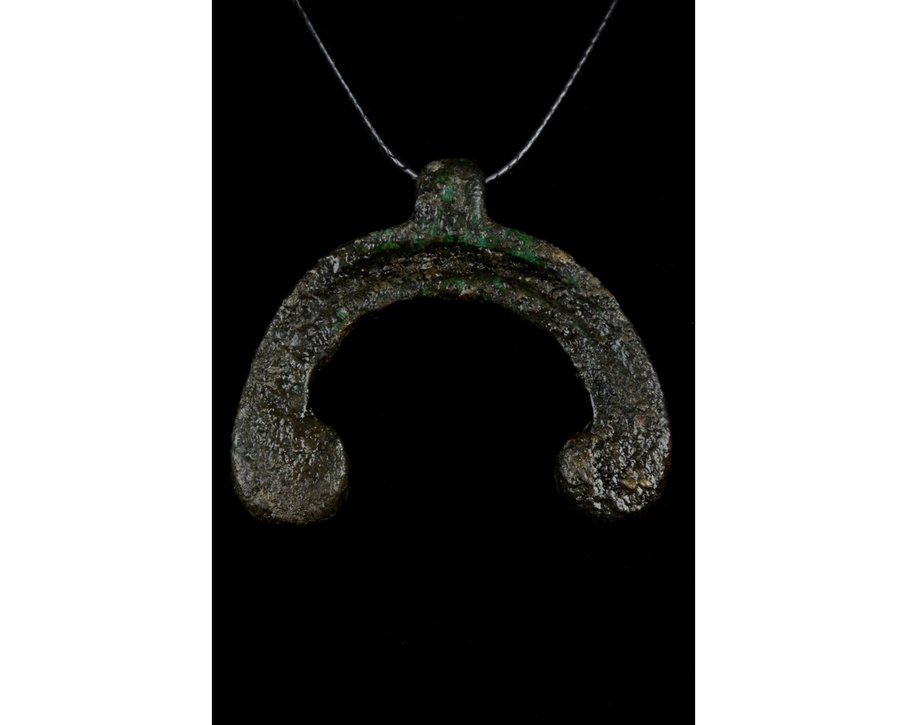 IRON AGE ENAMELED HORSE HARNESS PENDANT - Image 3 of 7