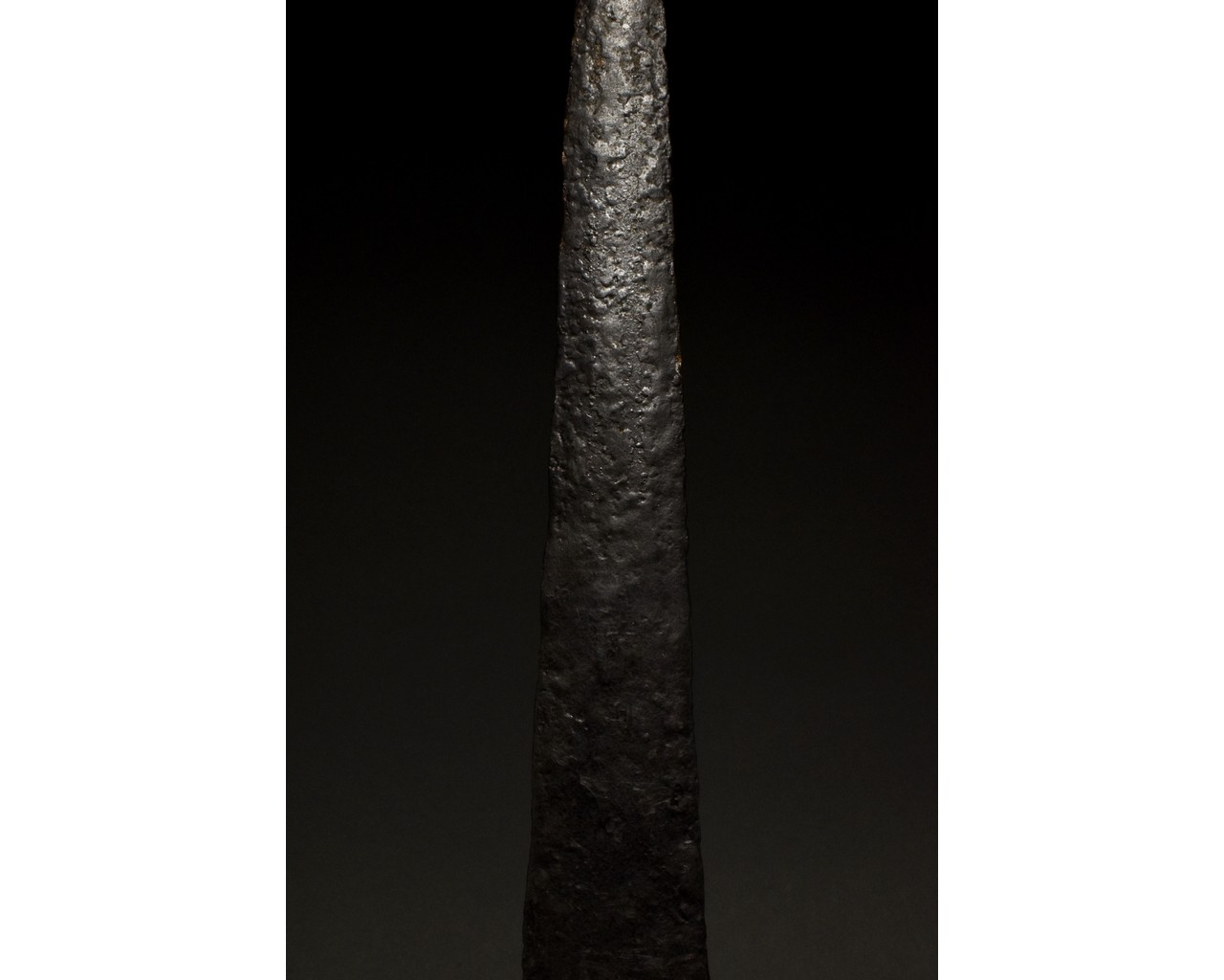 ANCIENT AKINAKES IRON SWORD - Image 4 of 7