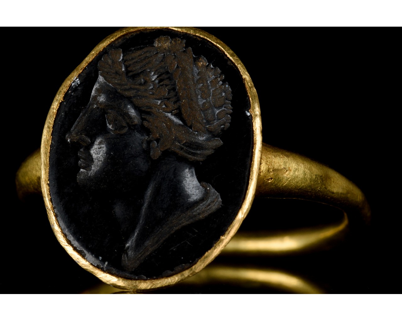 LATE HELLENISTIC GOLD INTAGLIO RING WITH PORTRAIT - FULL ANALYSIS - Image 6 of 9