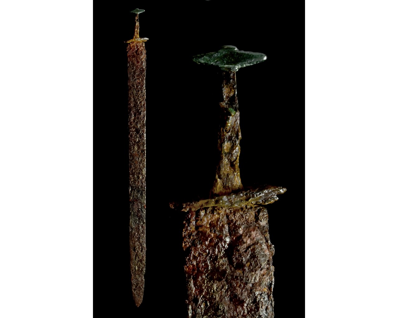 LATE ROMAN IRON SPATHA SWORD WITH BRONZE POMMEL