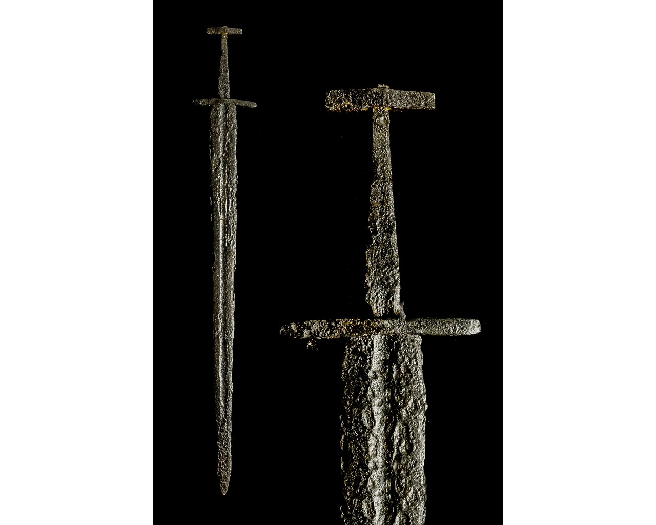 MEDIEVAL IRON SWORD WITH HANDLE