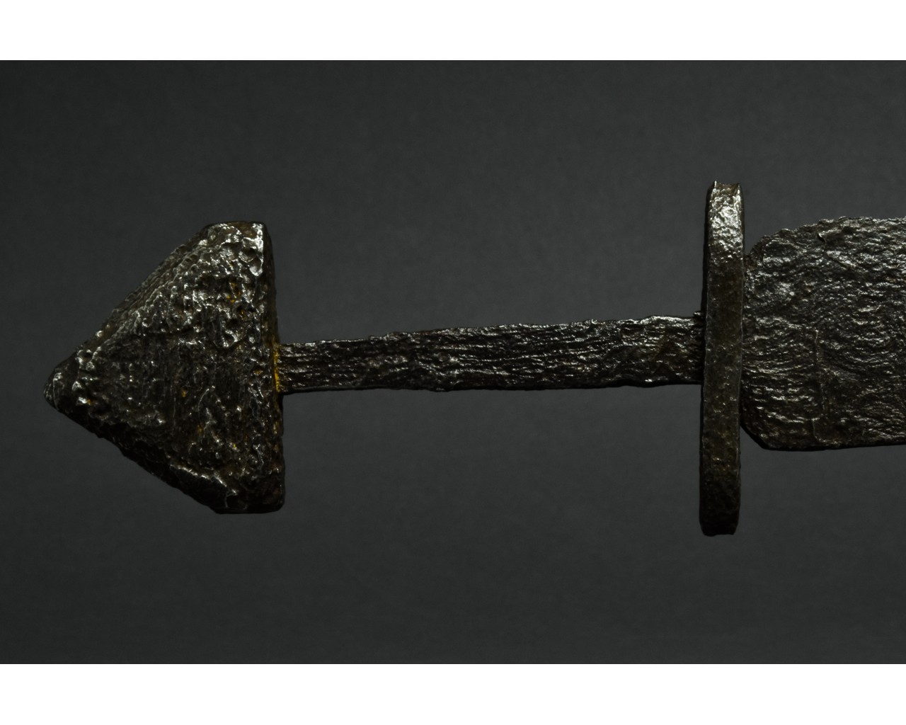 VIKING SINGLE-EDGED SWORD WITH INLAID AND HANDLE - Image 4 of 8