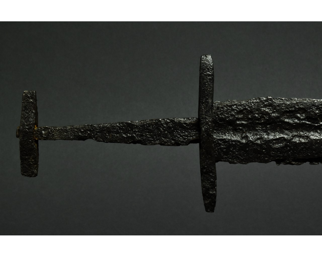 MEDIEVAL IRON SWORD WITH HANDLE - Image 4 of 6