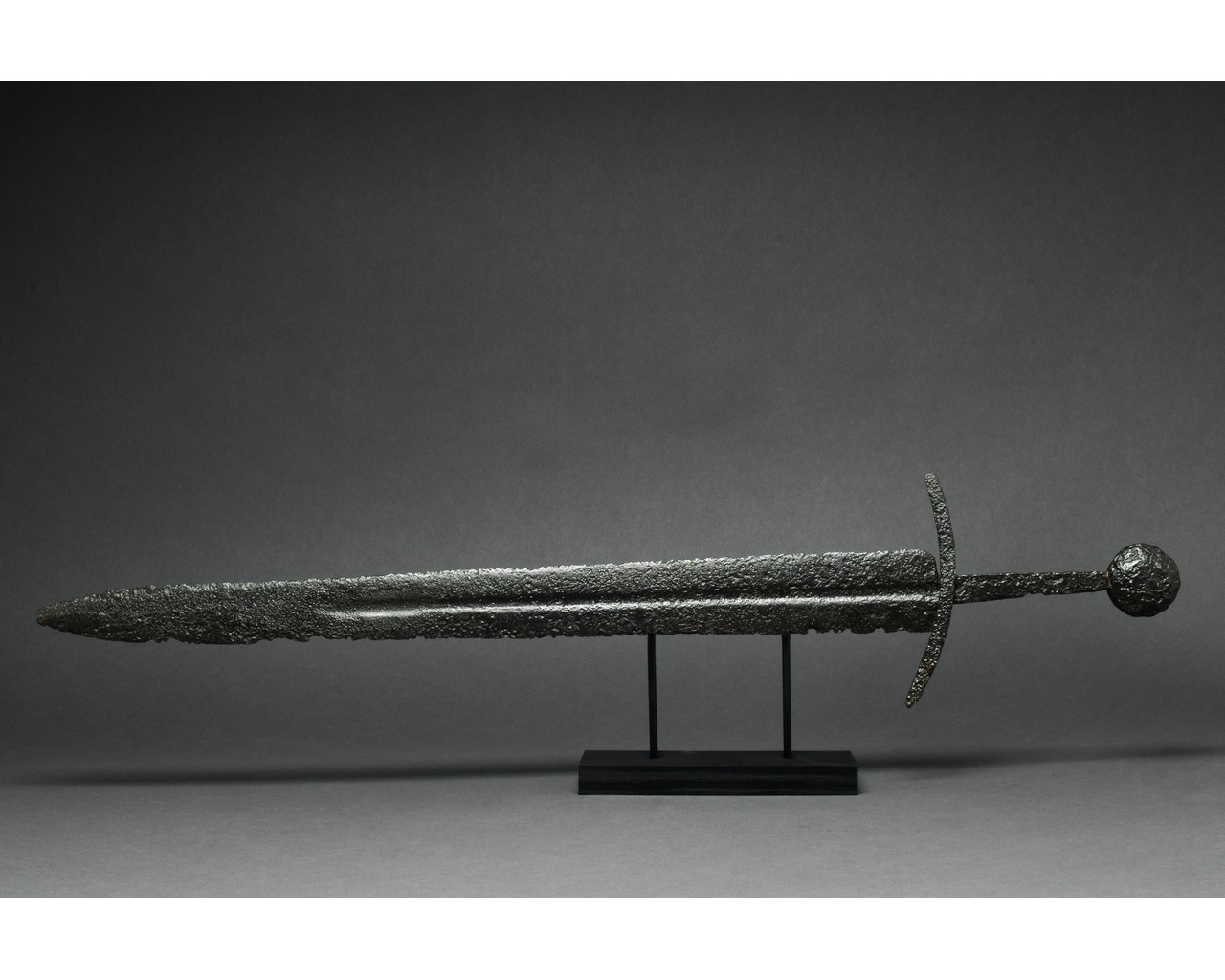 MEDIEVAL IRON SWORD WITH HANDLE - Image 3 of 5