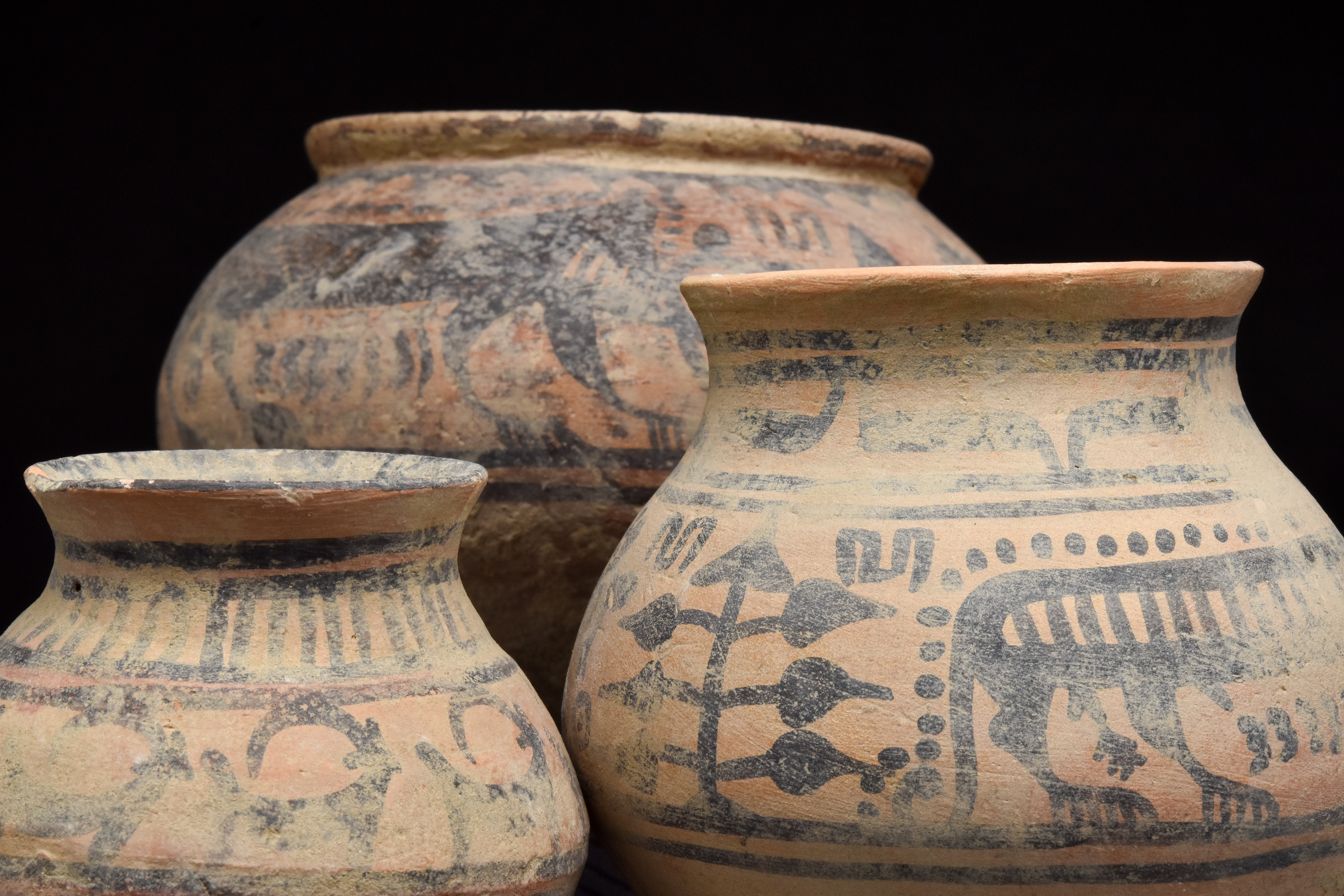 SET OF THREE INDUS VALLEY CULTURE PAINTED TERRACOTTA JARS - Image 4 of 4