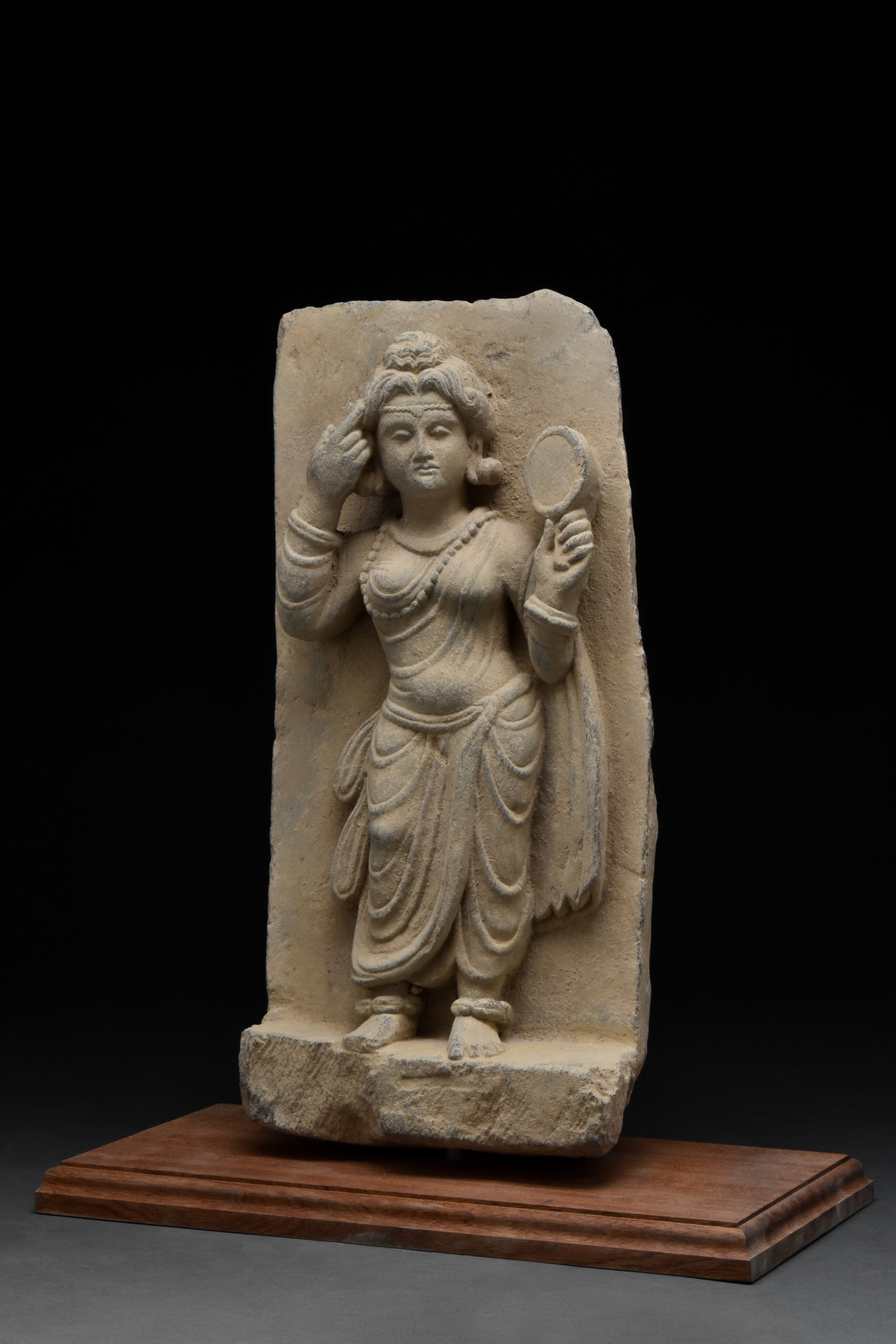 GANDHARAN STATUE OF A GANIKA (COURTESAN) - Bild 2 aus 5