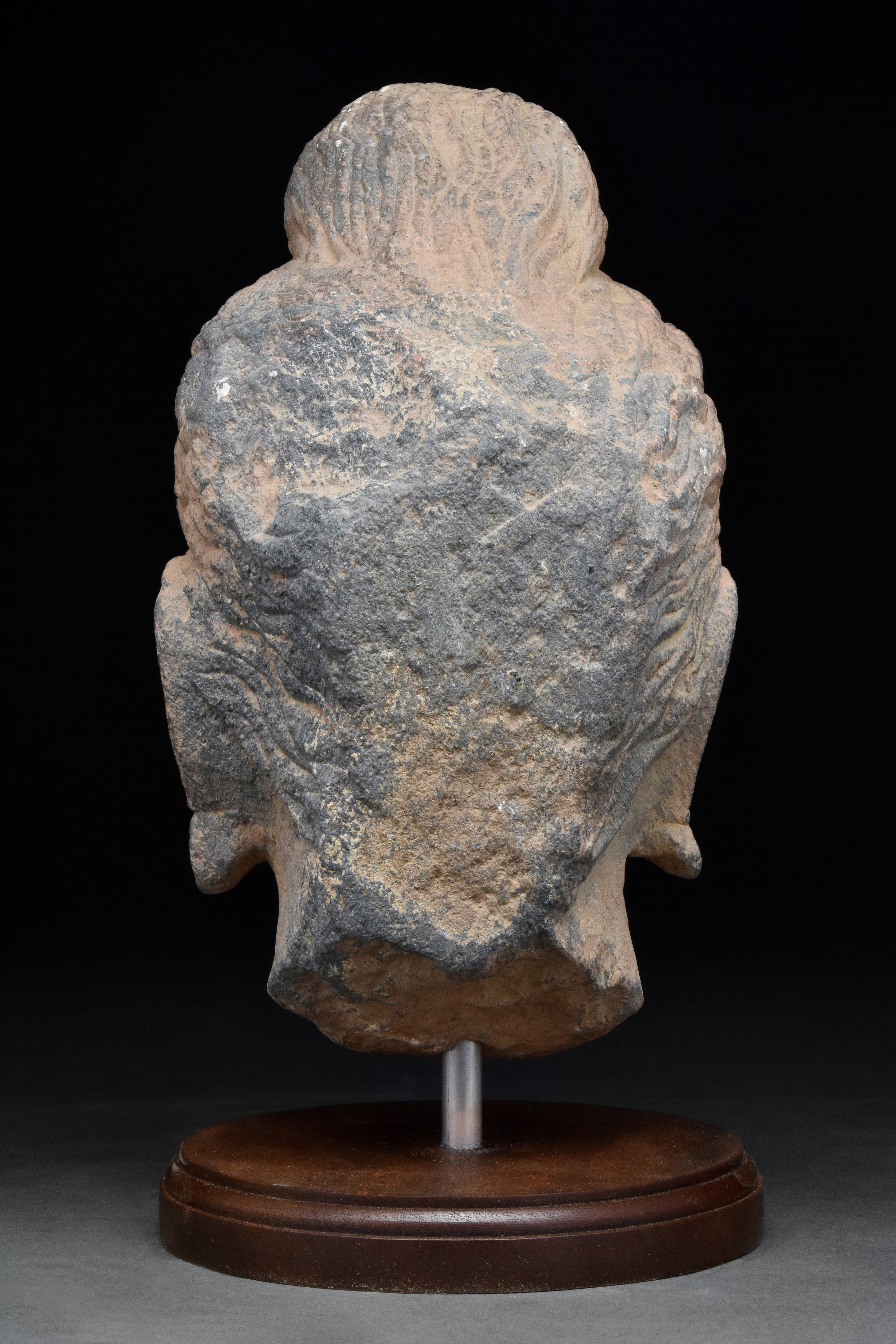 GANDHARAN HEAD OF A BUDDHA WITH STAND - Image 4 of 4