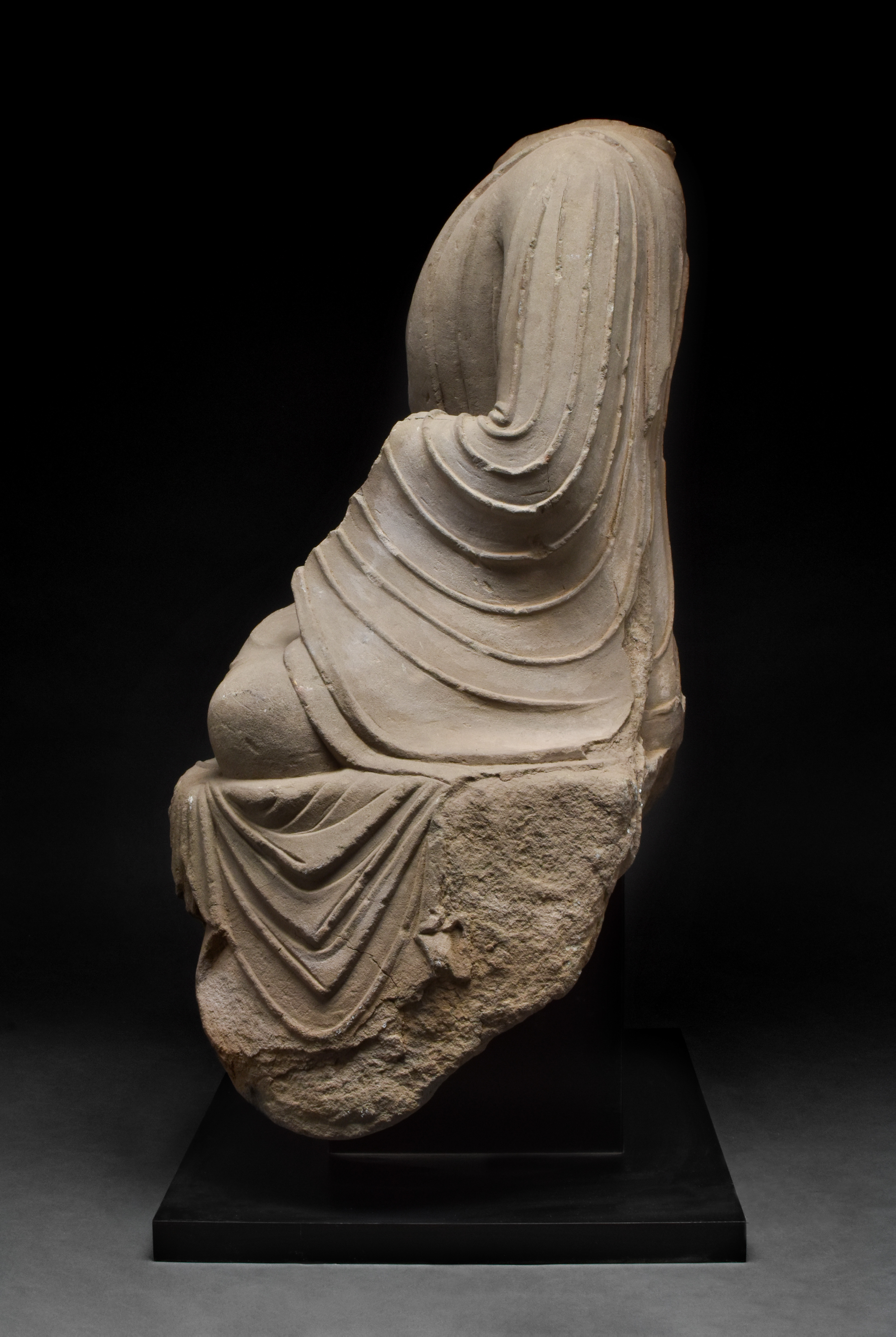 CHINESE TANG DYNASTY SEATED BODHISATTVA MARBLE TORSO - Image 3 of 7