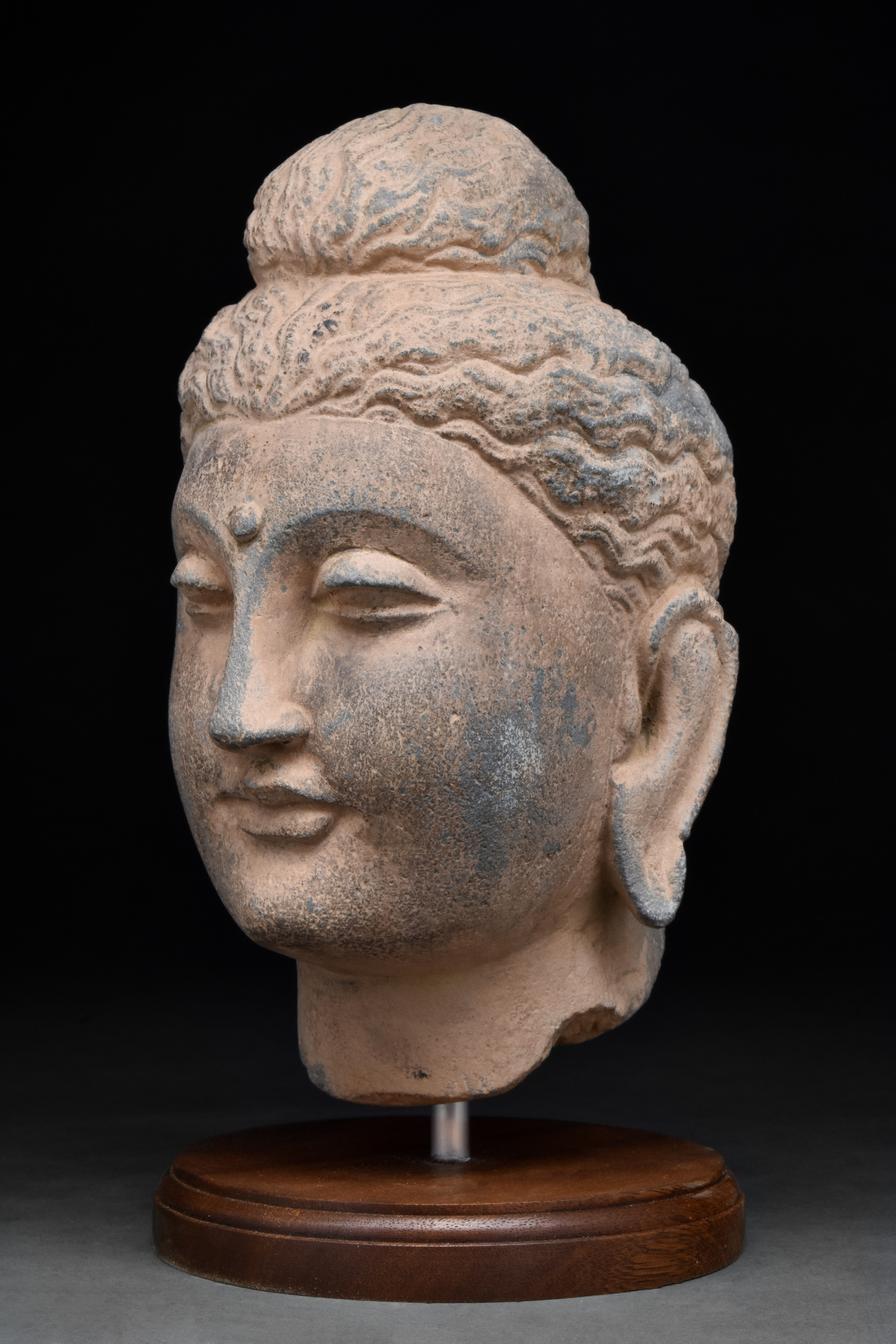 GANDHARAN HEAD OF A BUDDHA WITH STAND - Image 2 of 4