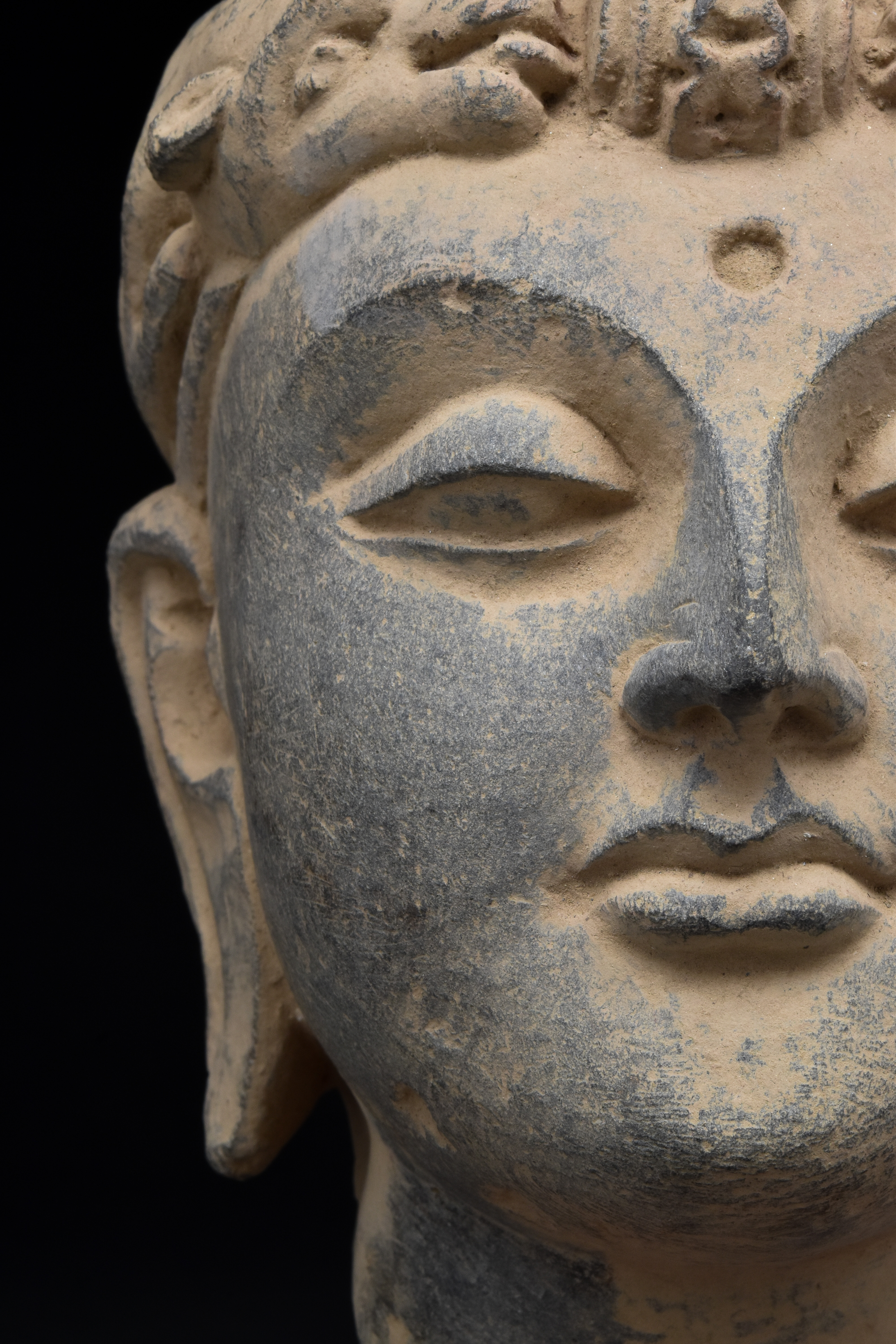 GANDHARAN HEAD OF A BODHISATTVA WITH STAND - Image 5 of 6