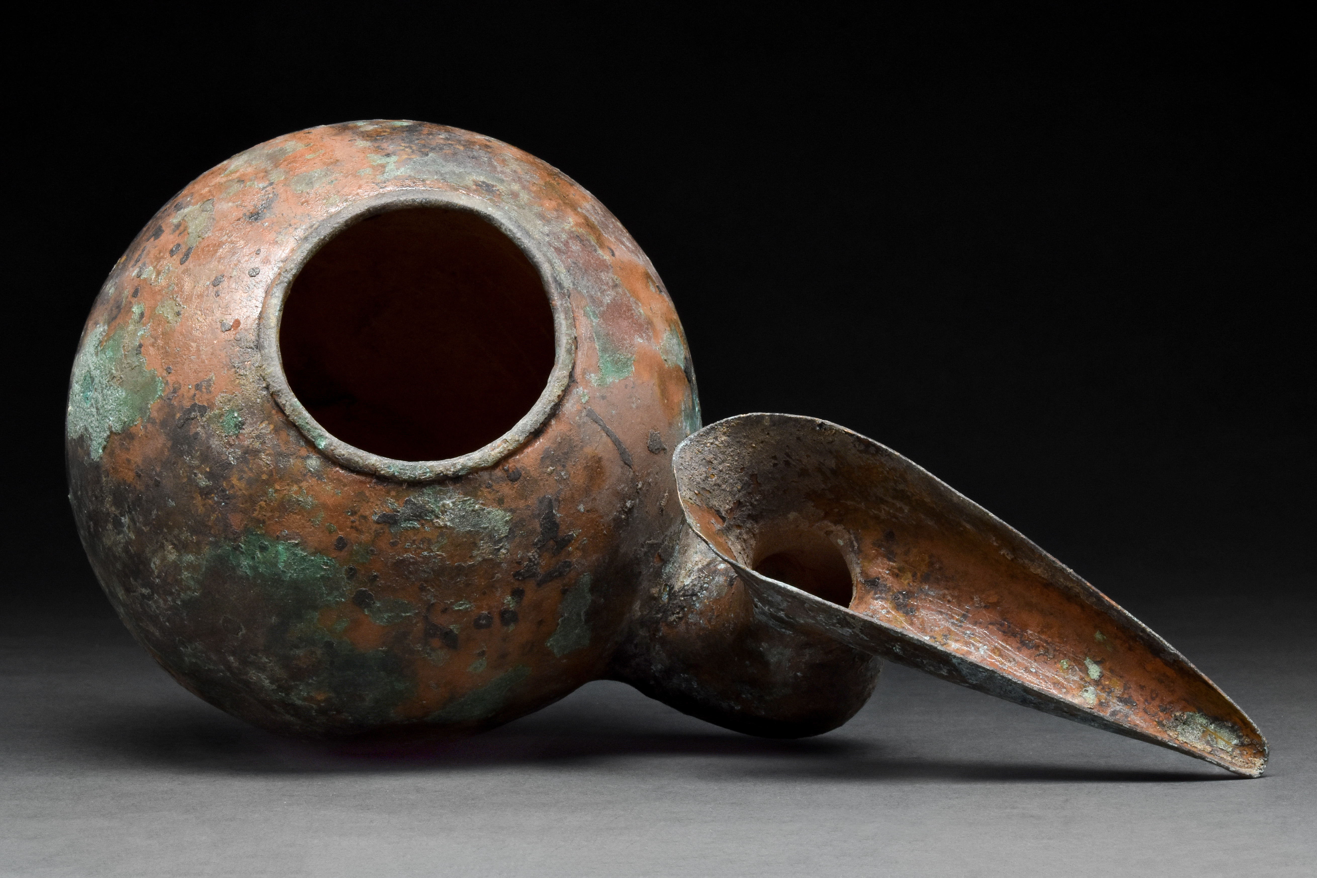 WESTERN ASIATIC BRONZE SPOUTED VESSEL - Image 2 of 4