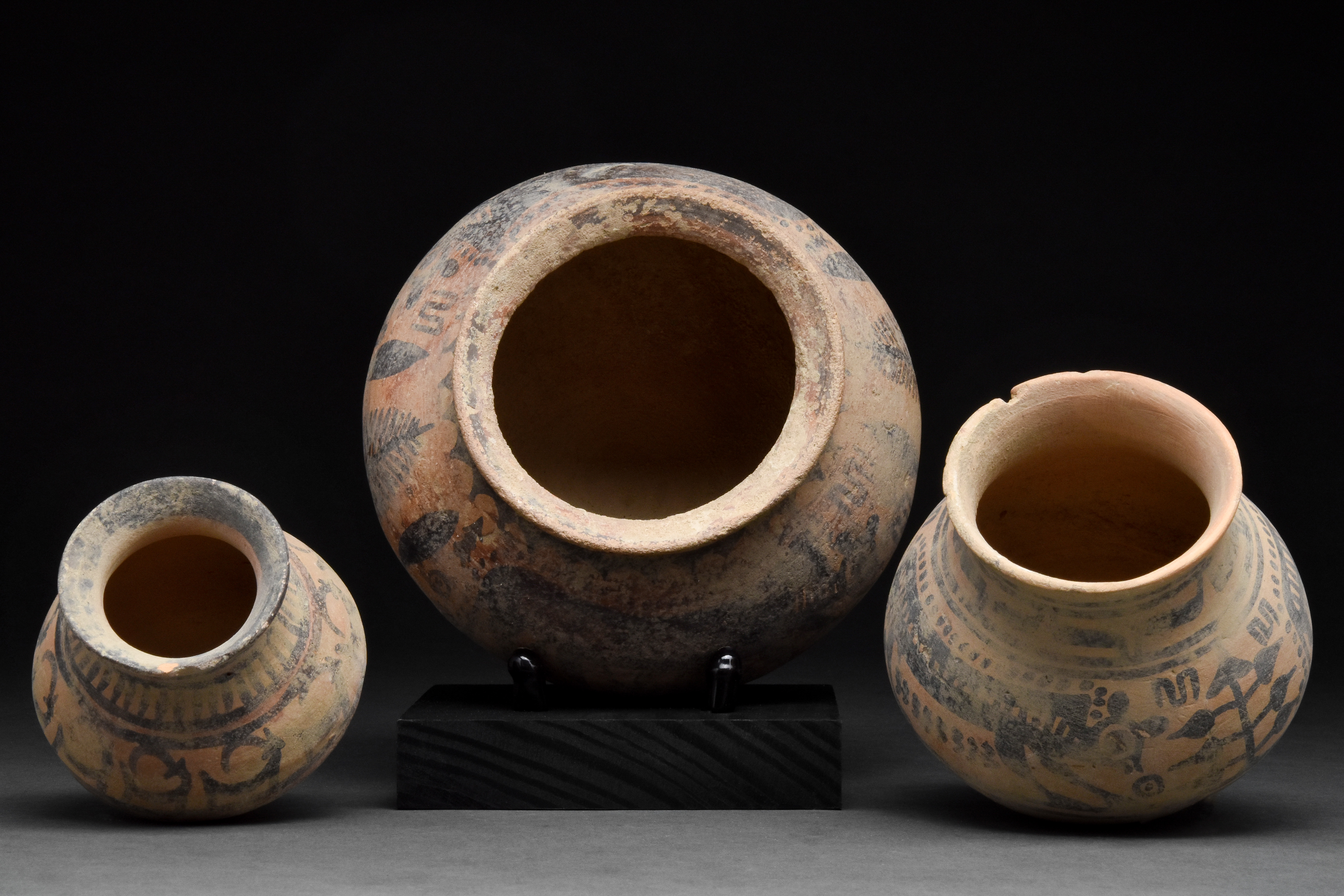 SET OF THREE INDUS VALLEY CULTURE PAINTED TERRACOTTA JARS - Image 2 of 4