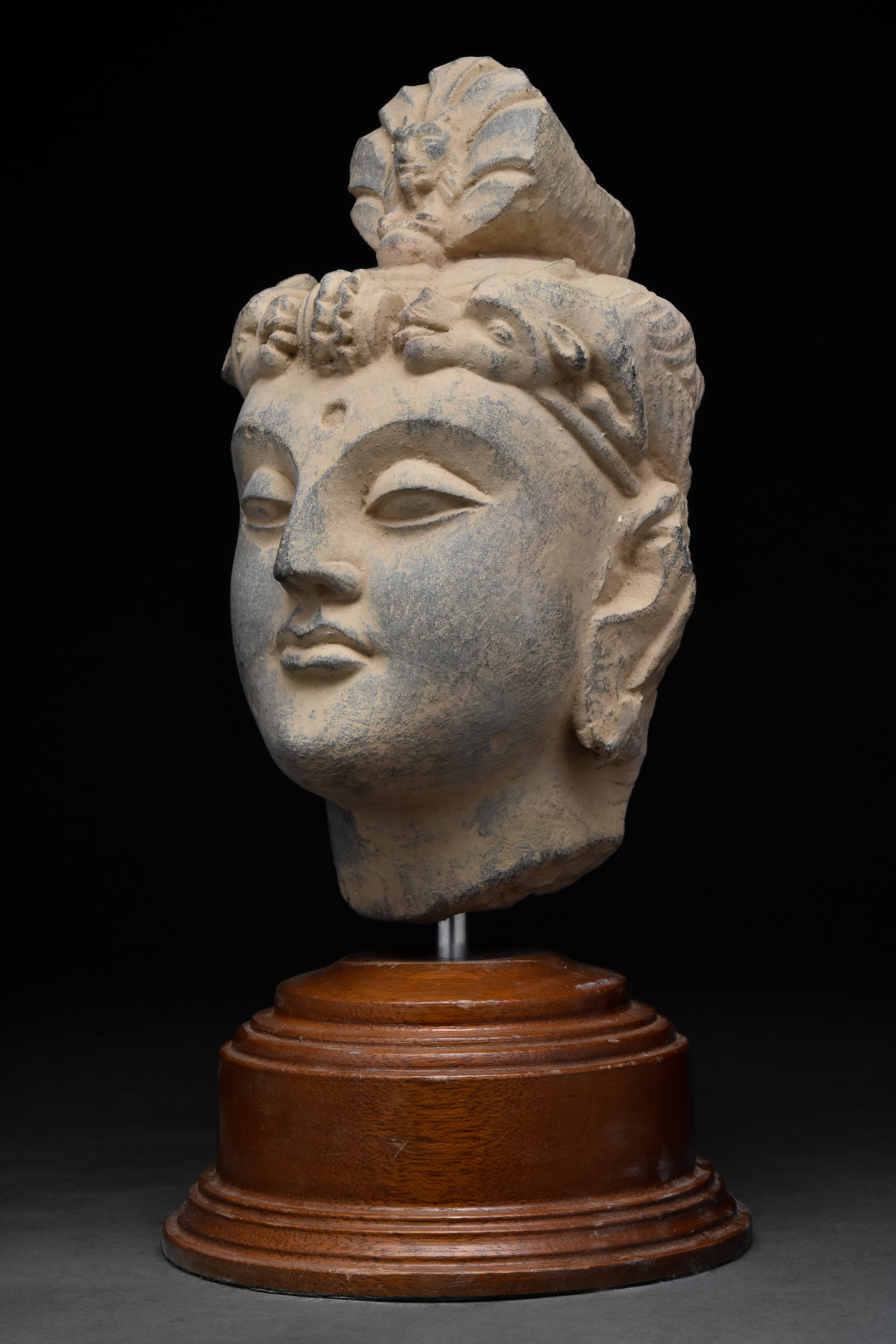 GANDHARAN HEAD OF A BODHISATTVA WITH STAND - Image 2 of 6