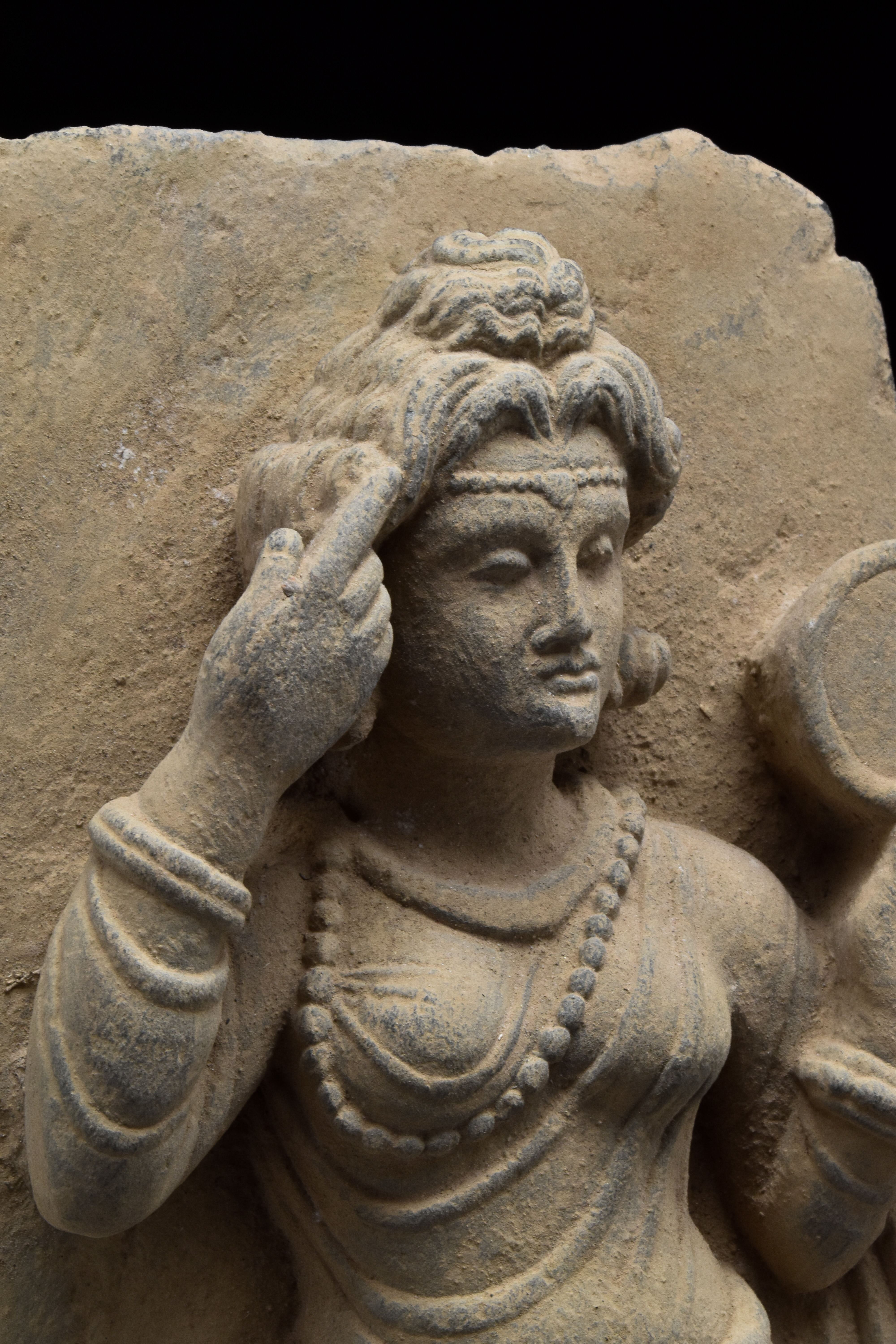 GANDHARAN STATUE OF A GANIKA (COURTESAN) - Image 4 of 5