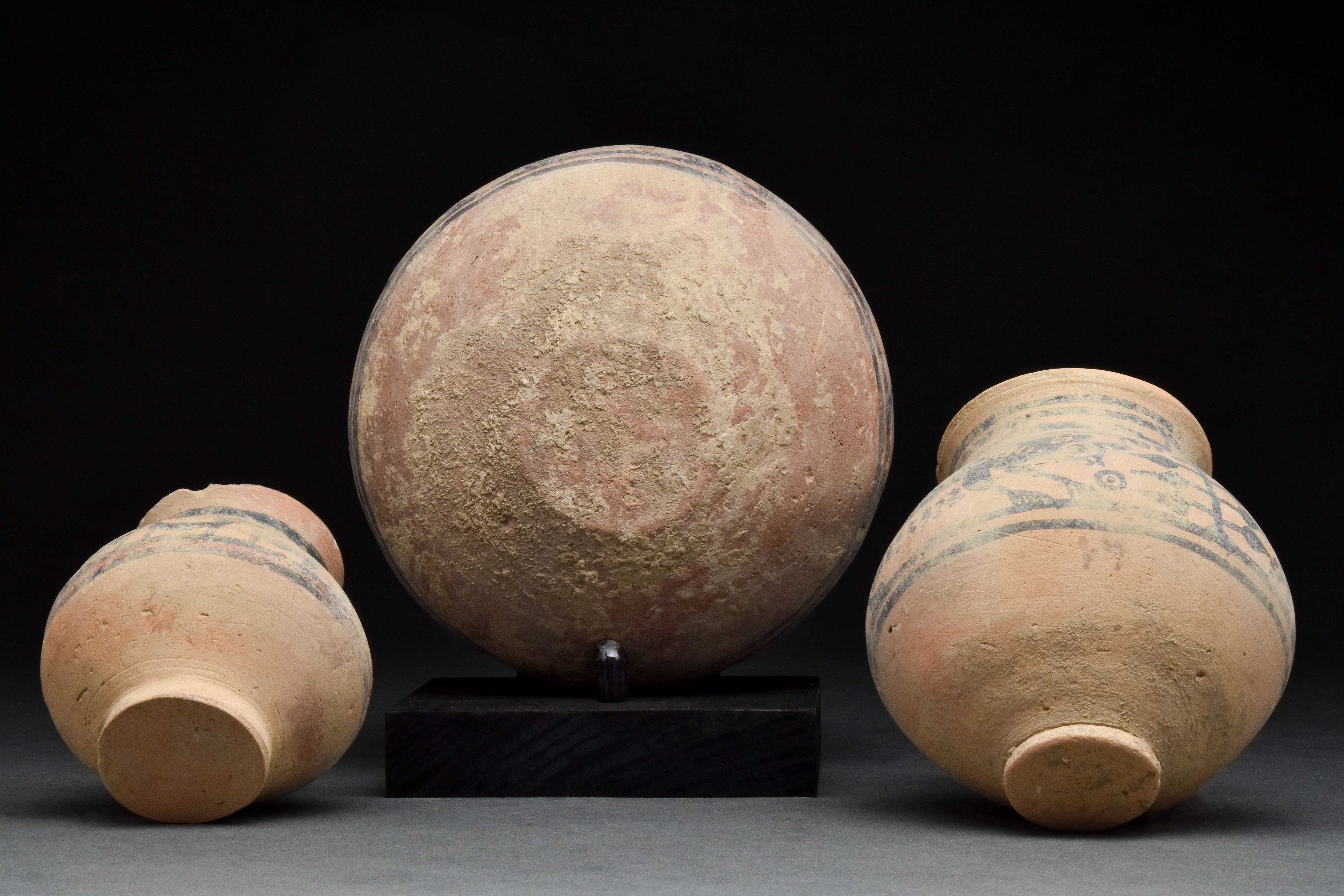 SET OF THREE INDUS VALLEY CULTURE PAINTED TERRACOTTA JARS - Image 3 of 4