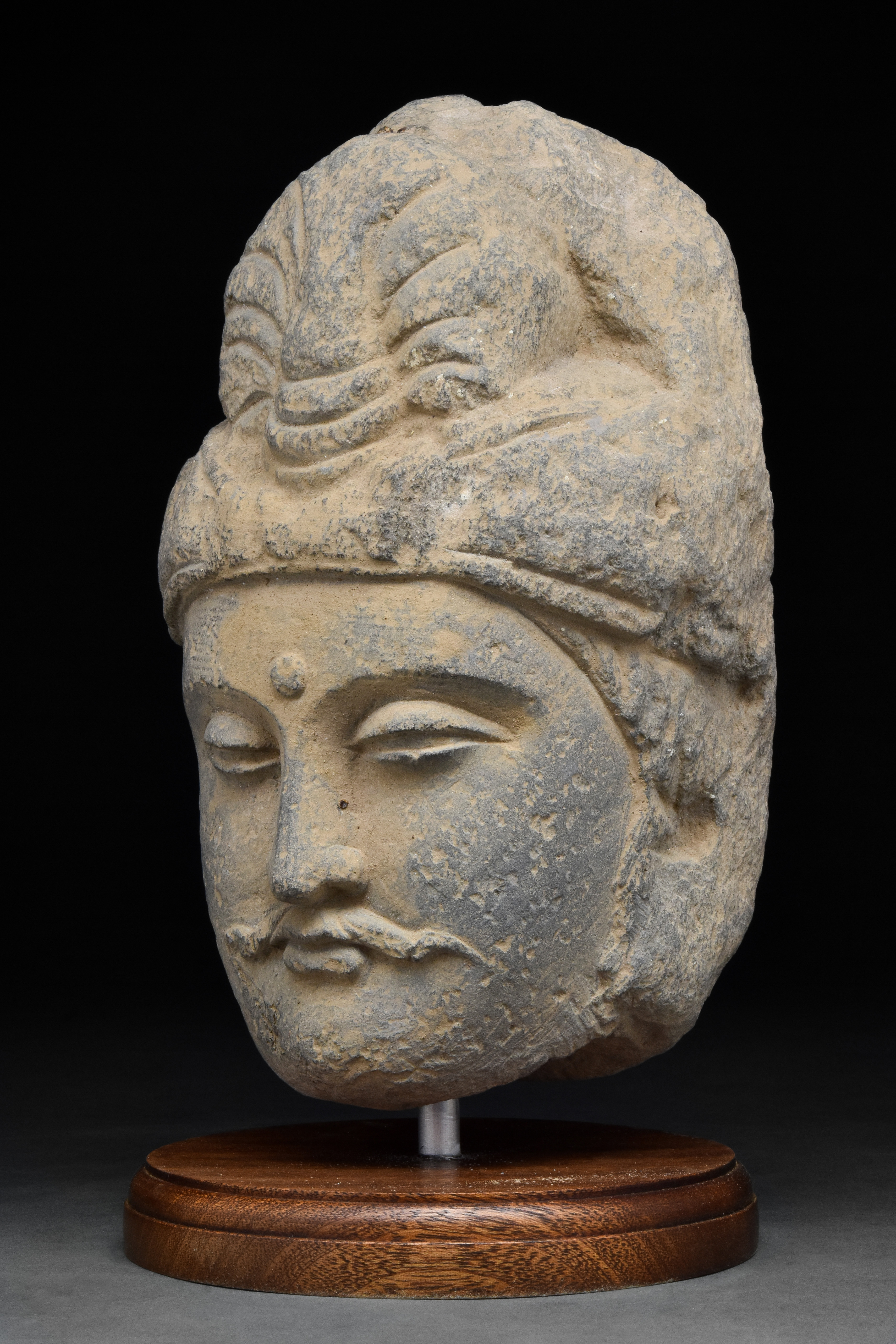 GANDHARAN HEAD OF A BODHISATTVA WITH STAND - Image 2 of 4