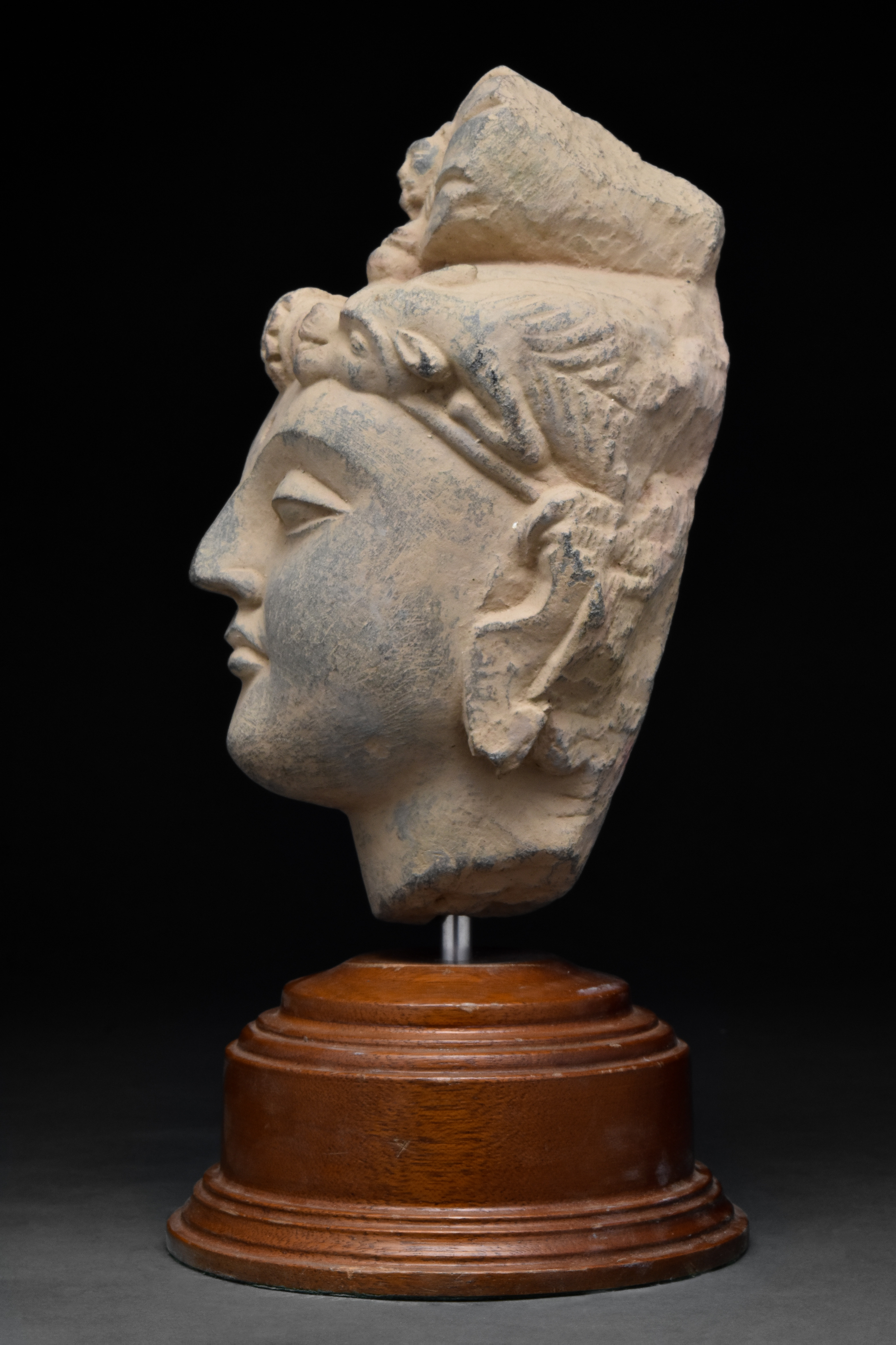 GANDHARAN HEAD OF A BODHISATTVA WITH STAND - Image 3 of 6