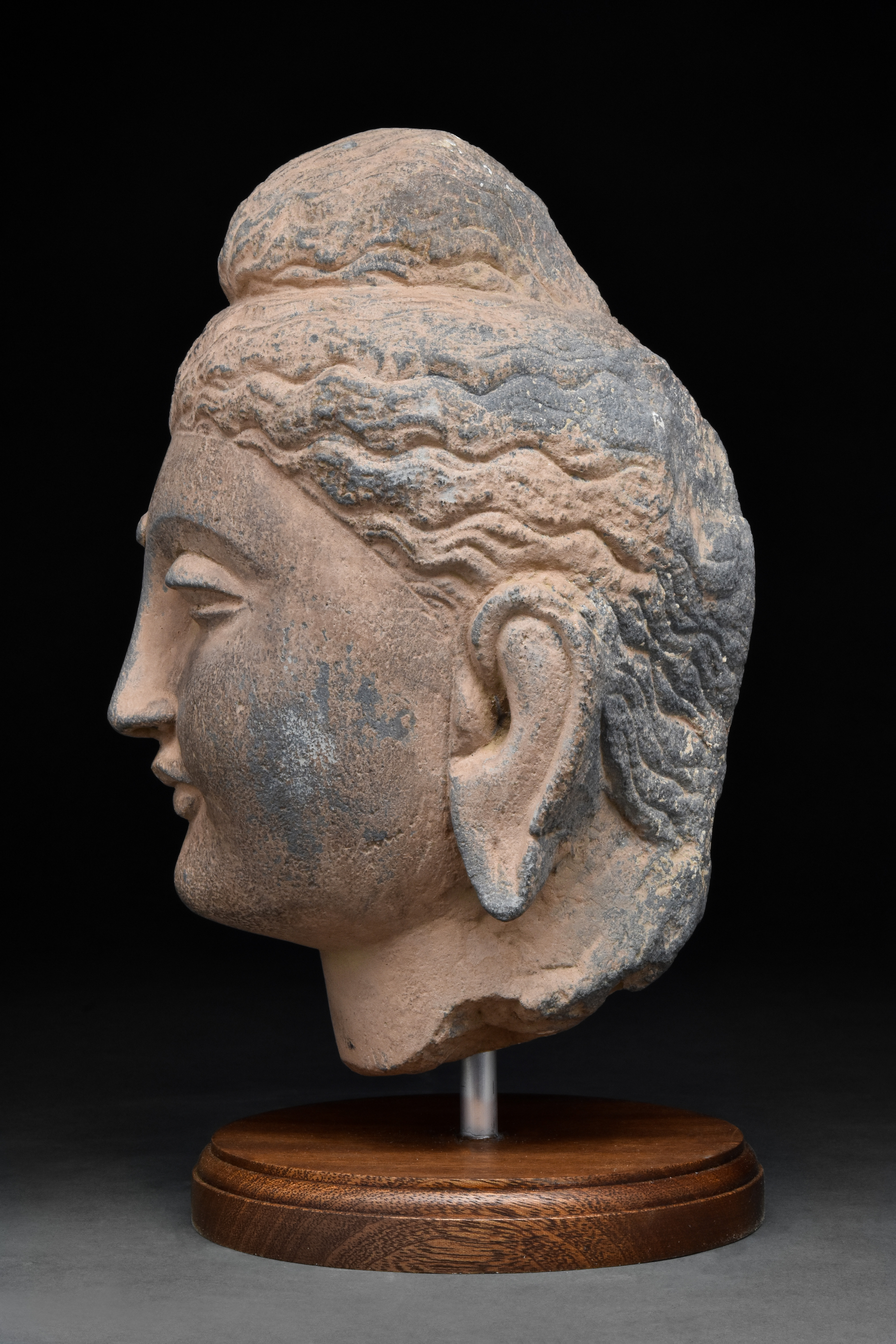 GANDHARAN HEAD OF A BUDDHA WITH STAND - Image 3 of 4