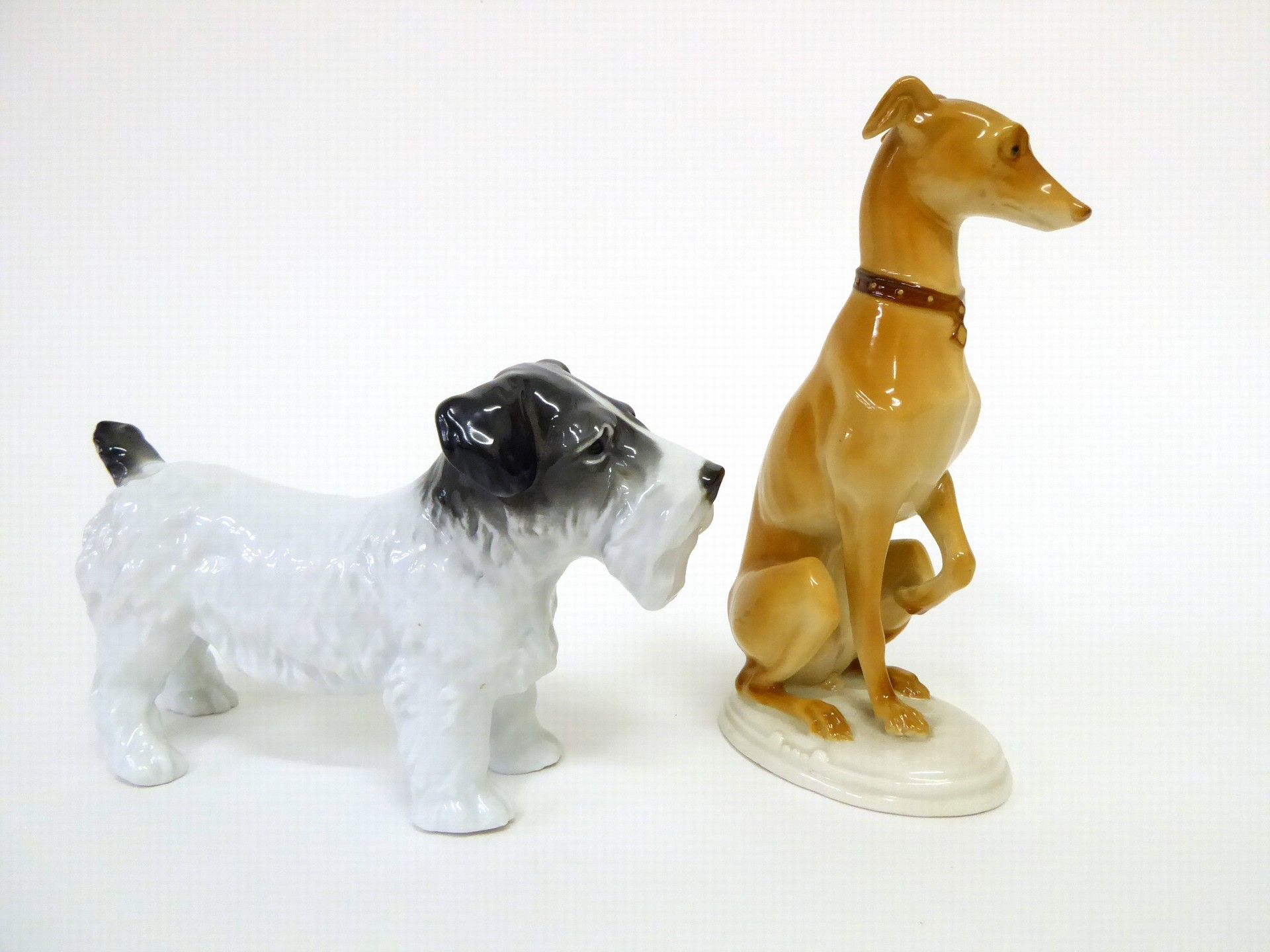 Zwei Hundefiguren