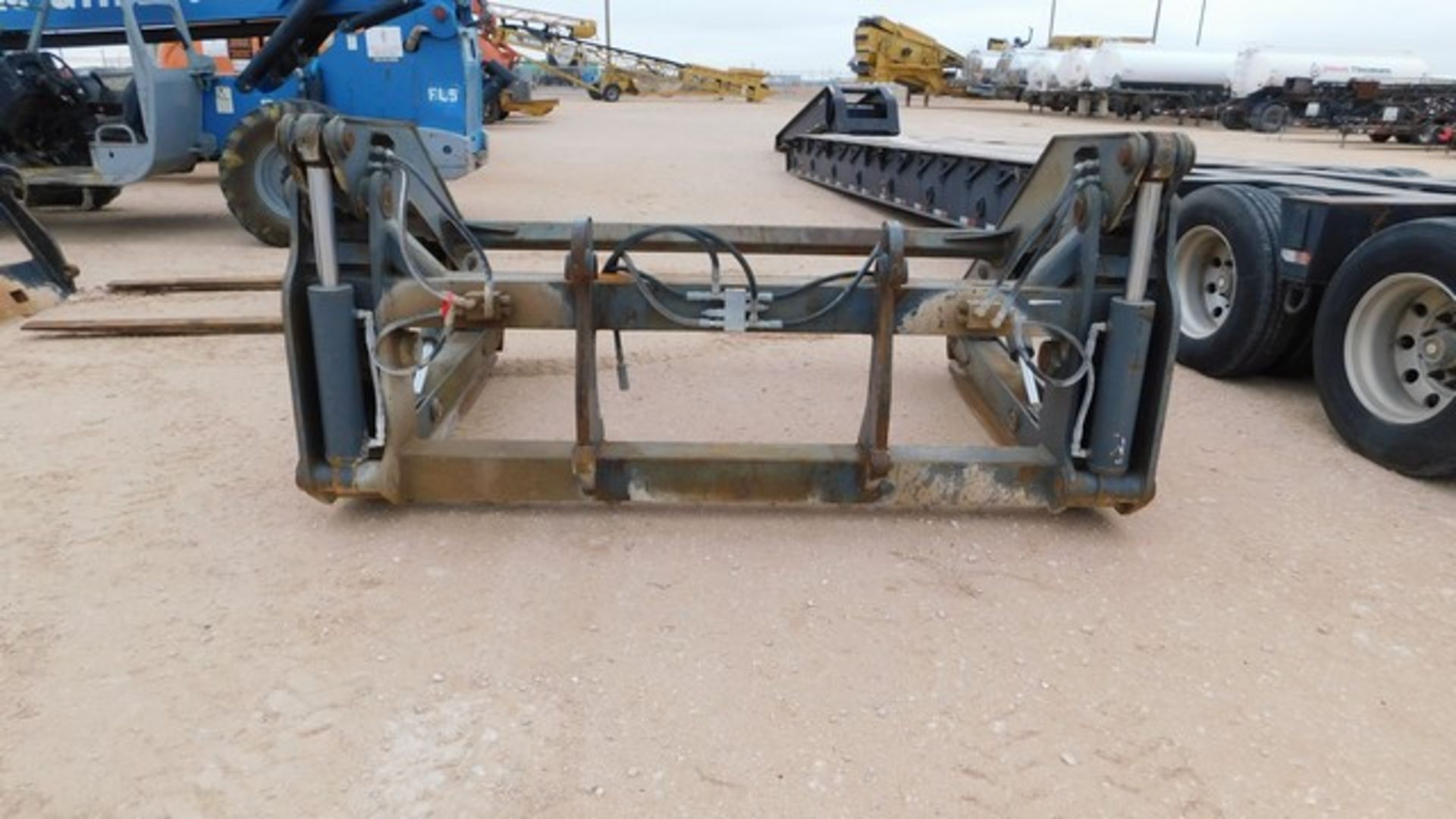 Located in YARD 1 - Midland, TX (1689) PIPE GRAPPLE FORKS F/ IT 38G CAT FORKLIFT - Image 2 of 2